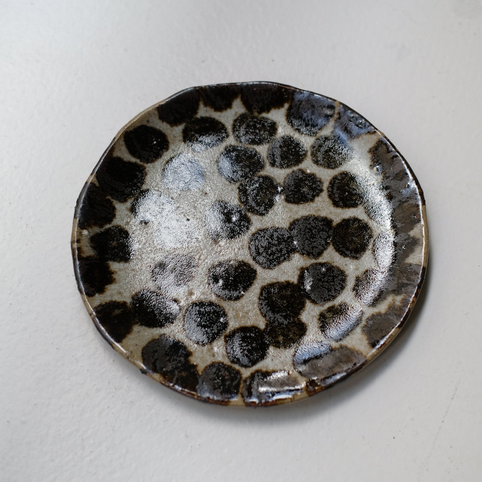 Assiette appaloosa en terre recoltée D 20cm - pois brun de Potry chez Brutal Ceramics