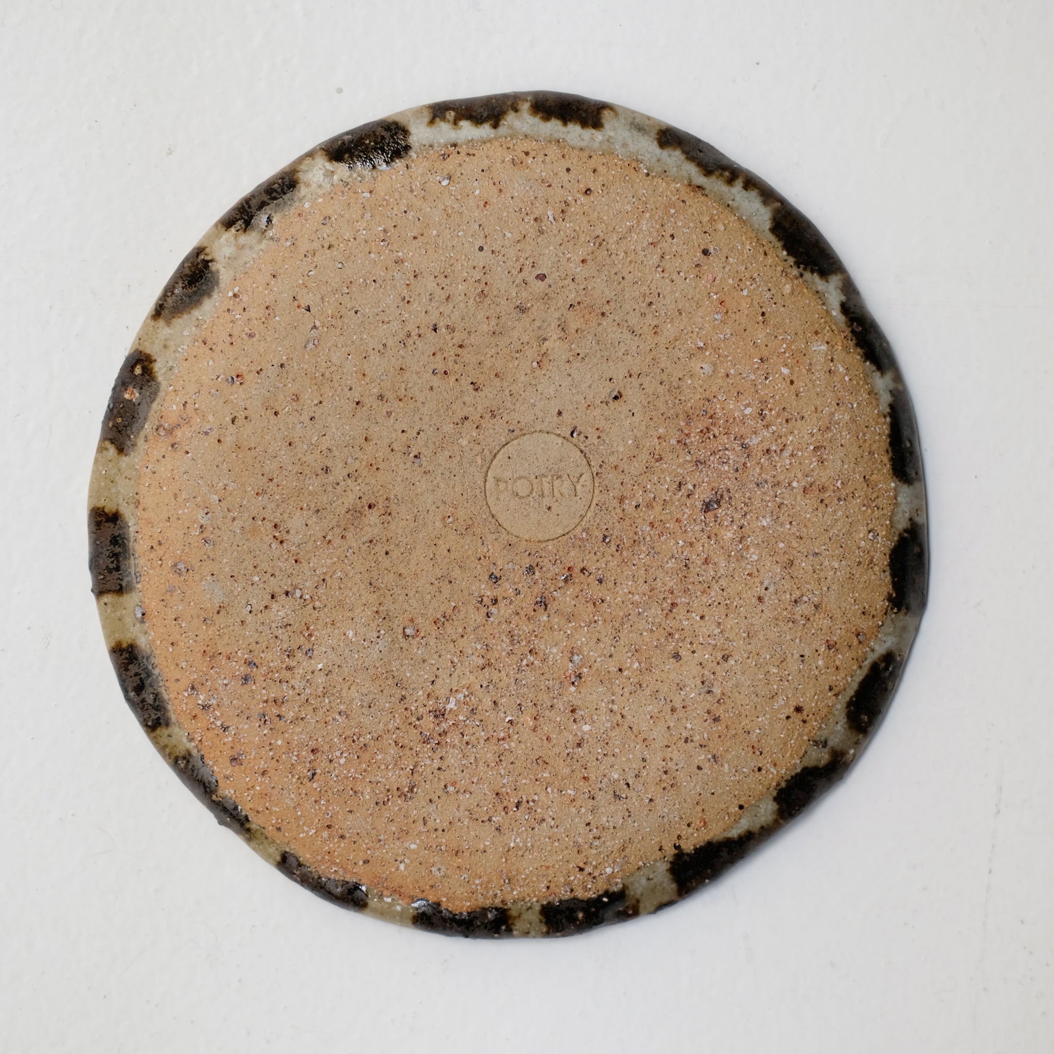 Assiette appaloosa en terre recoltée D 20cm - pois brun de Potry chez Brutal Ceramics