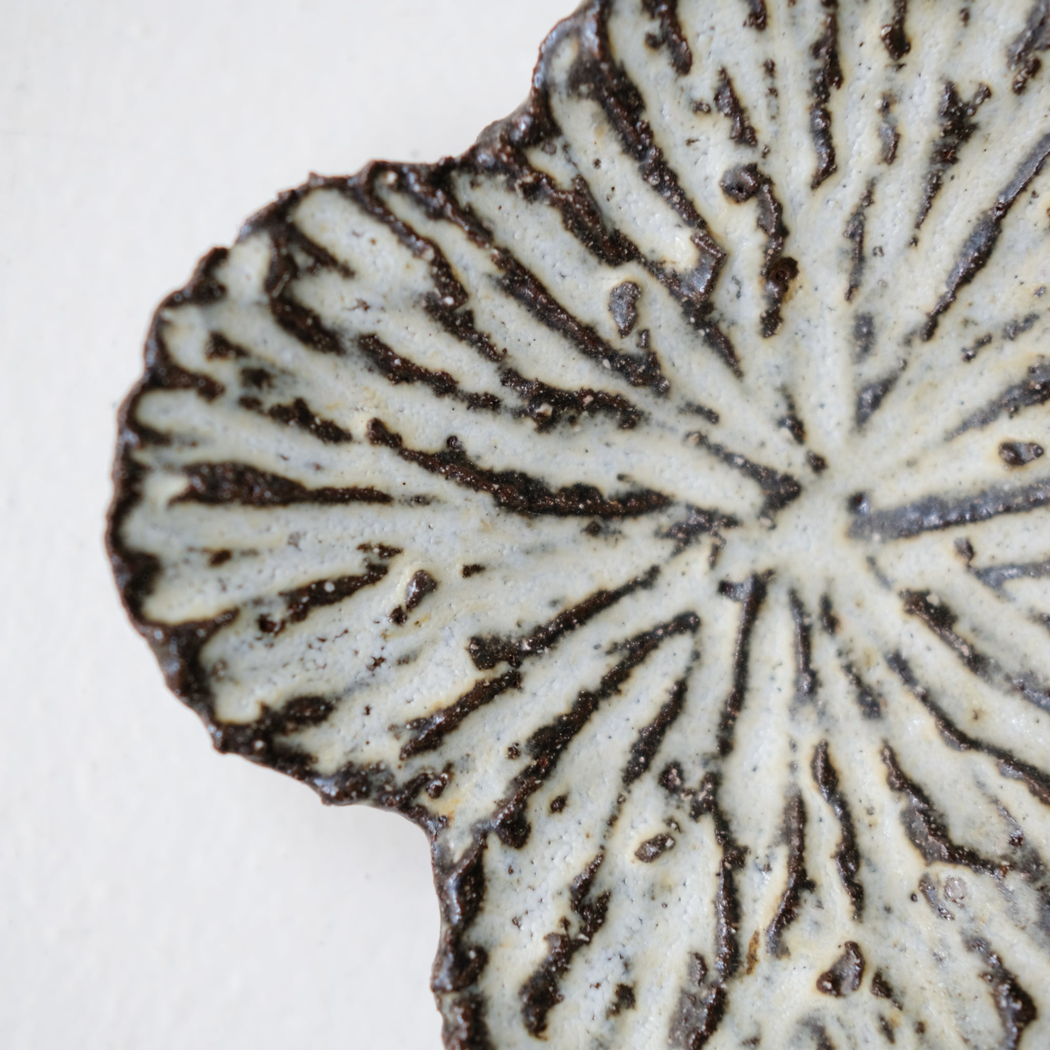 Assiette nénuphar en terre recoltée L 15cm - blanc mat de Potry chez Brutal Ceramics