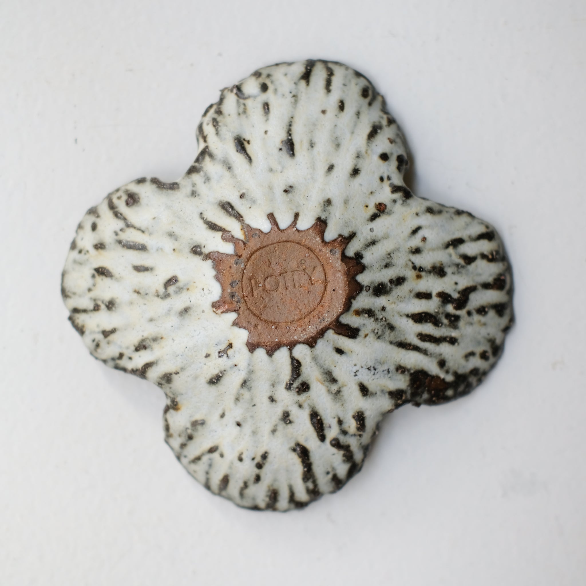 Assiette nénuphar en terre recoltée L 15cm - blanc mat de Potry chez Brutal Ceramics