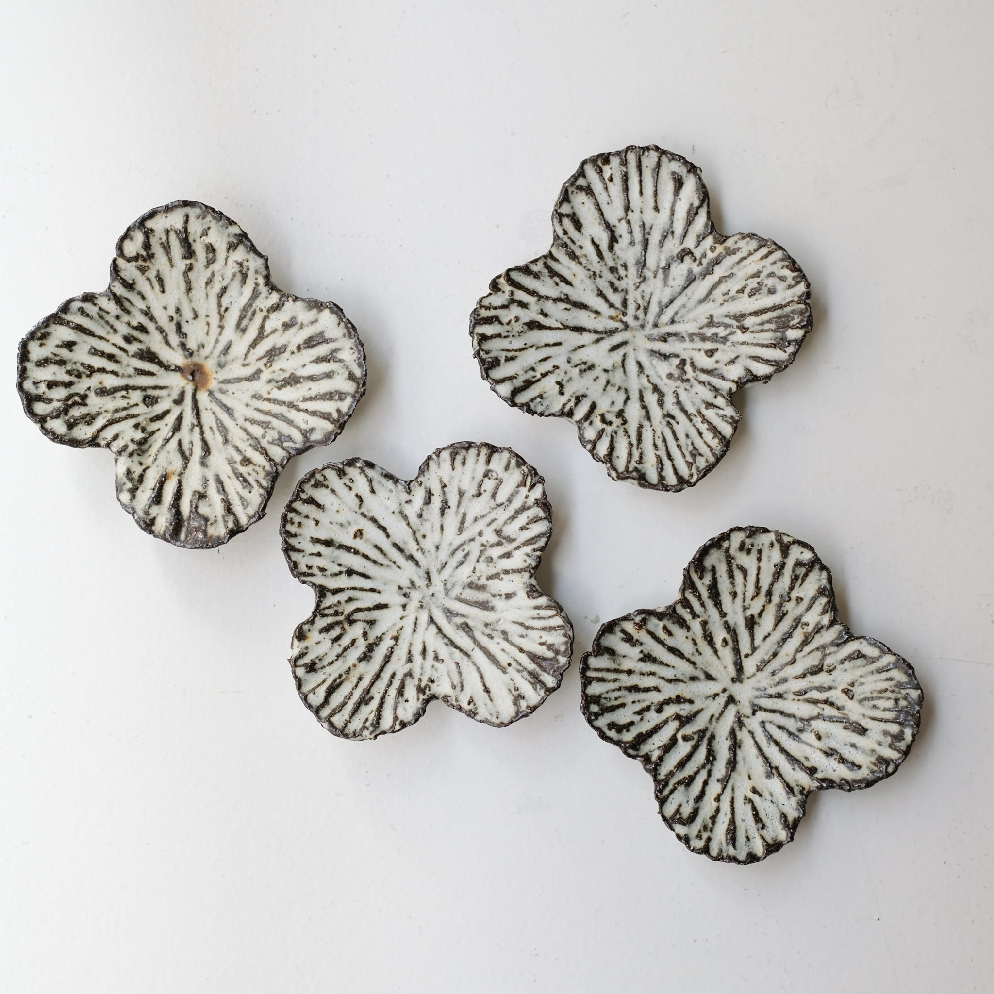 Assiette nénuphar en terre recoltée L 15cm - blanc mat de Potry chez Brutal Ceramics