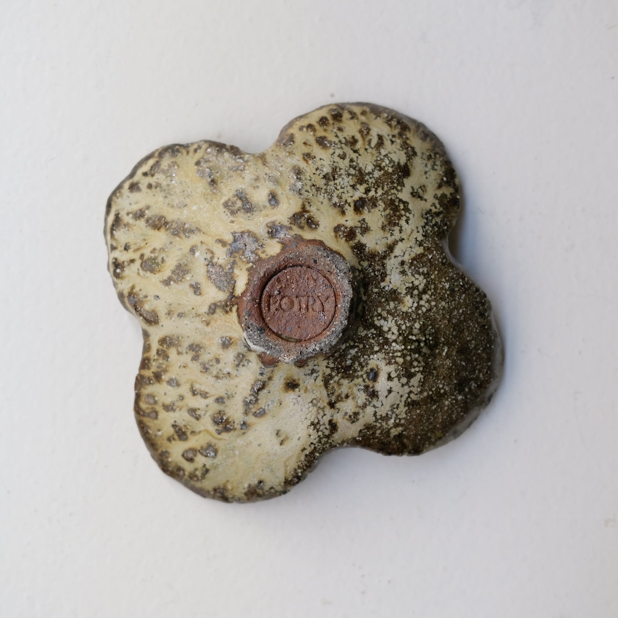 Assiette nénuphar en terre recoltée cuisson feu L 15cm - vert satiné de  Potry chez Brutal Ceramics