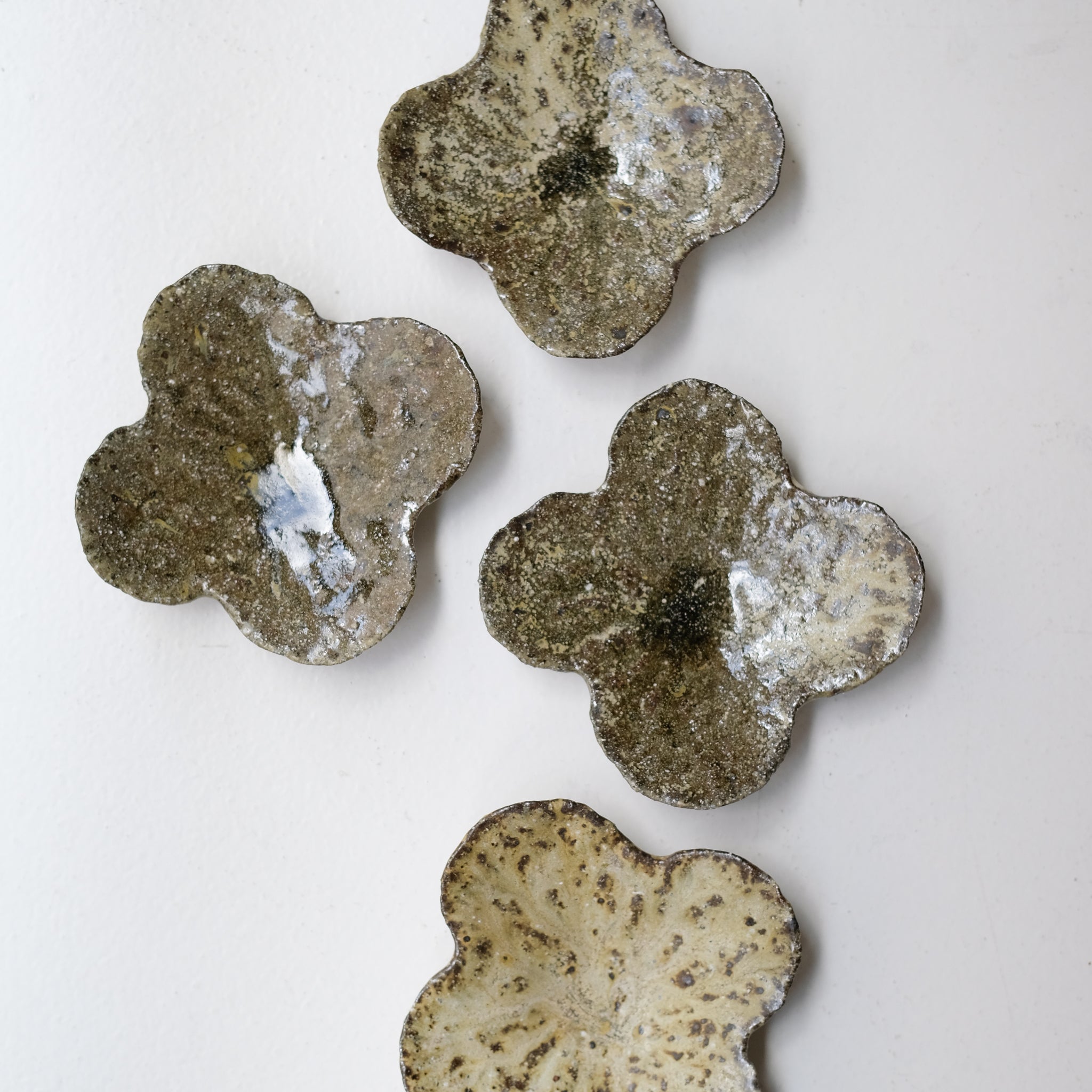 Assiette nénuphar en terre recoltée cuisson feu L 15cm - vert satiné de  Potry chez Brutal Ceramics