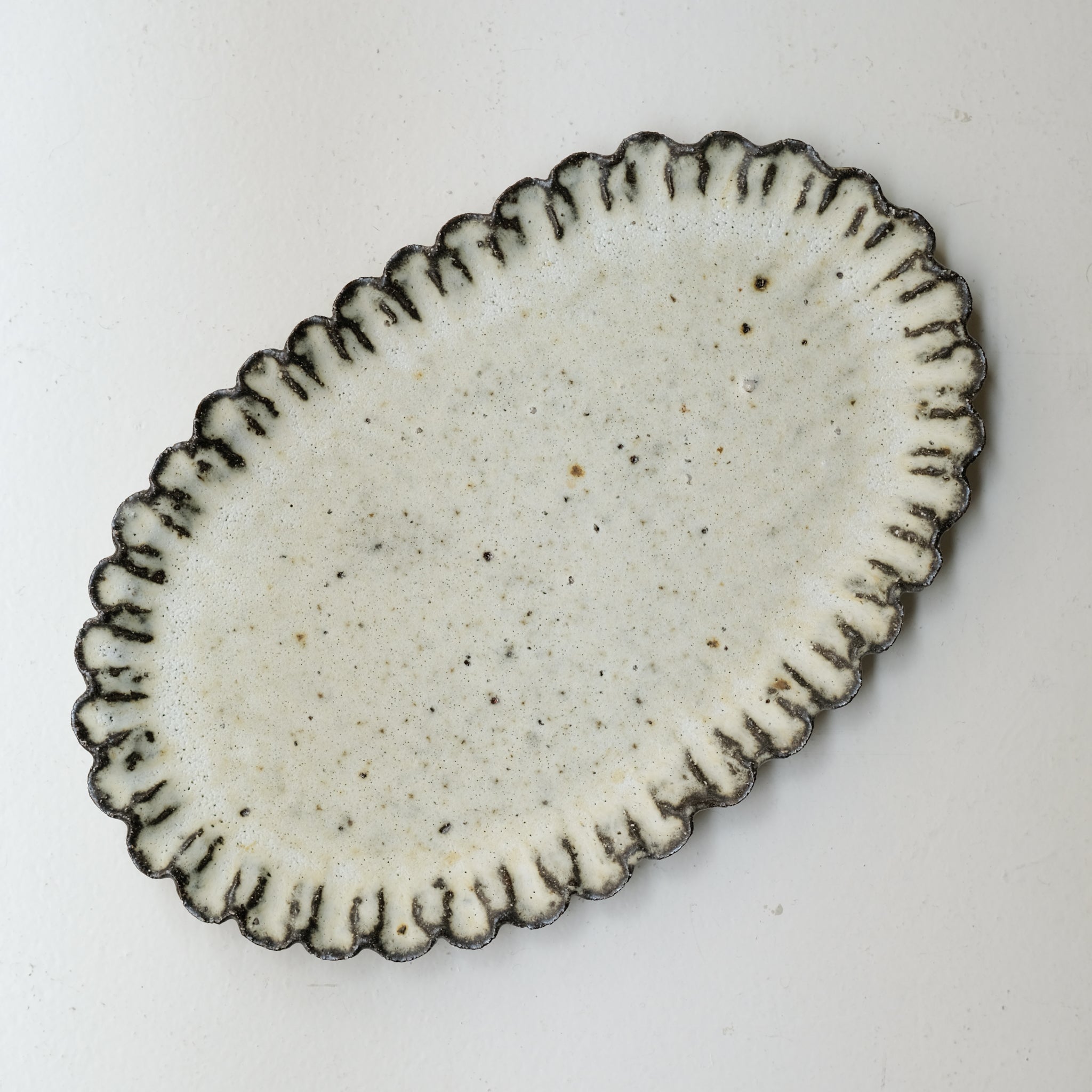 Plat oval en terre recoltée L 36cm - blanc mat de Potry chez Brutal Ceramics