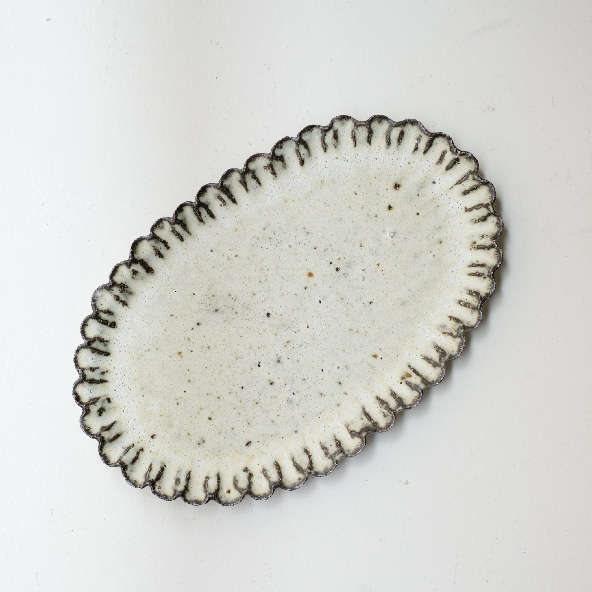 Plat oval en terre recoltée L 36cm - blanc mat de Potry chez Brutal Ceramics