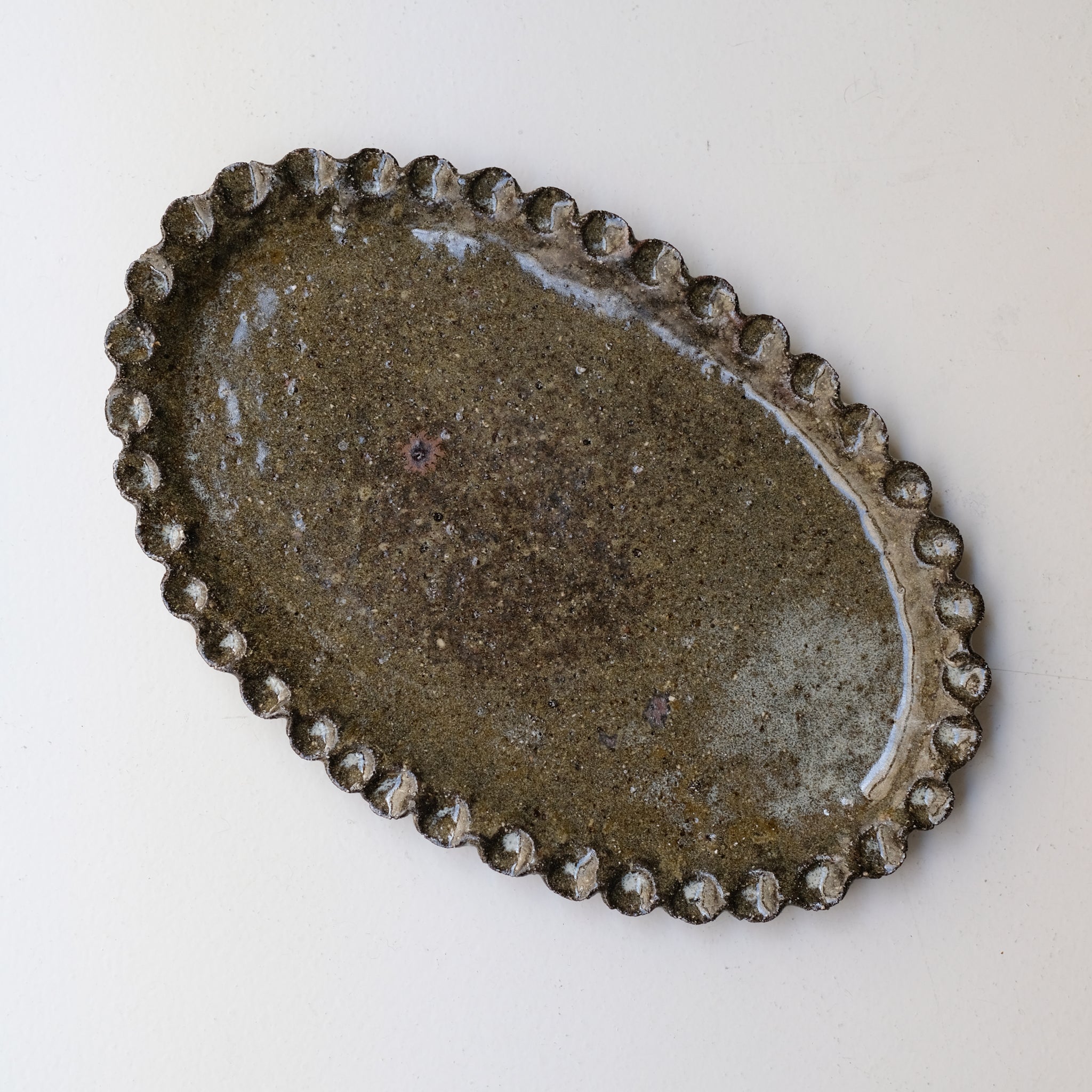 Plat oval en terre recoltée L 41cm - vert brillant de Potry chez Brutal Ceramics