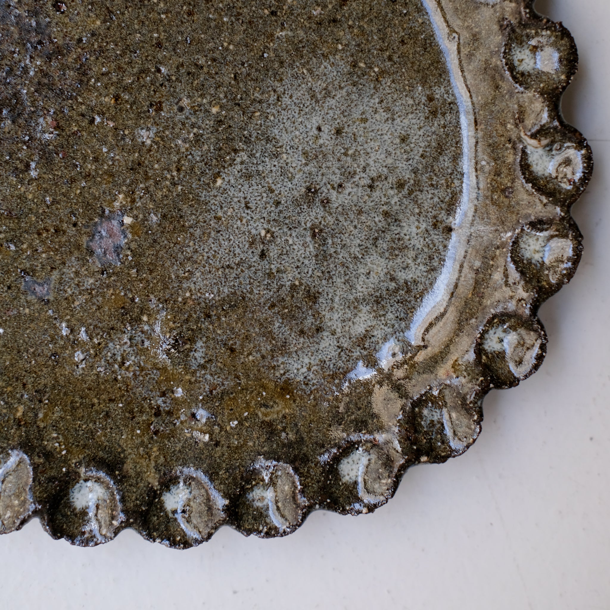 Plat oval en terre recoltée L 41cm - vert brillant de Potry chez Brutal Ceramics