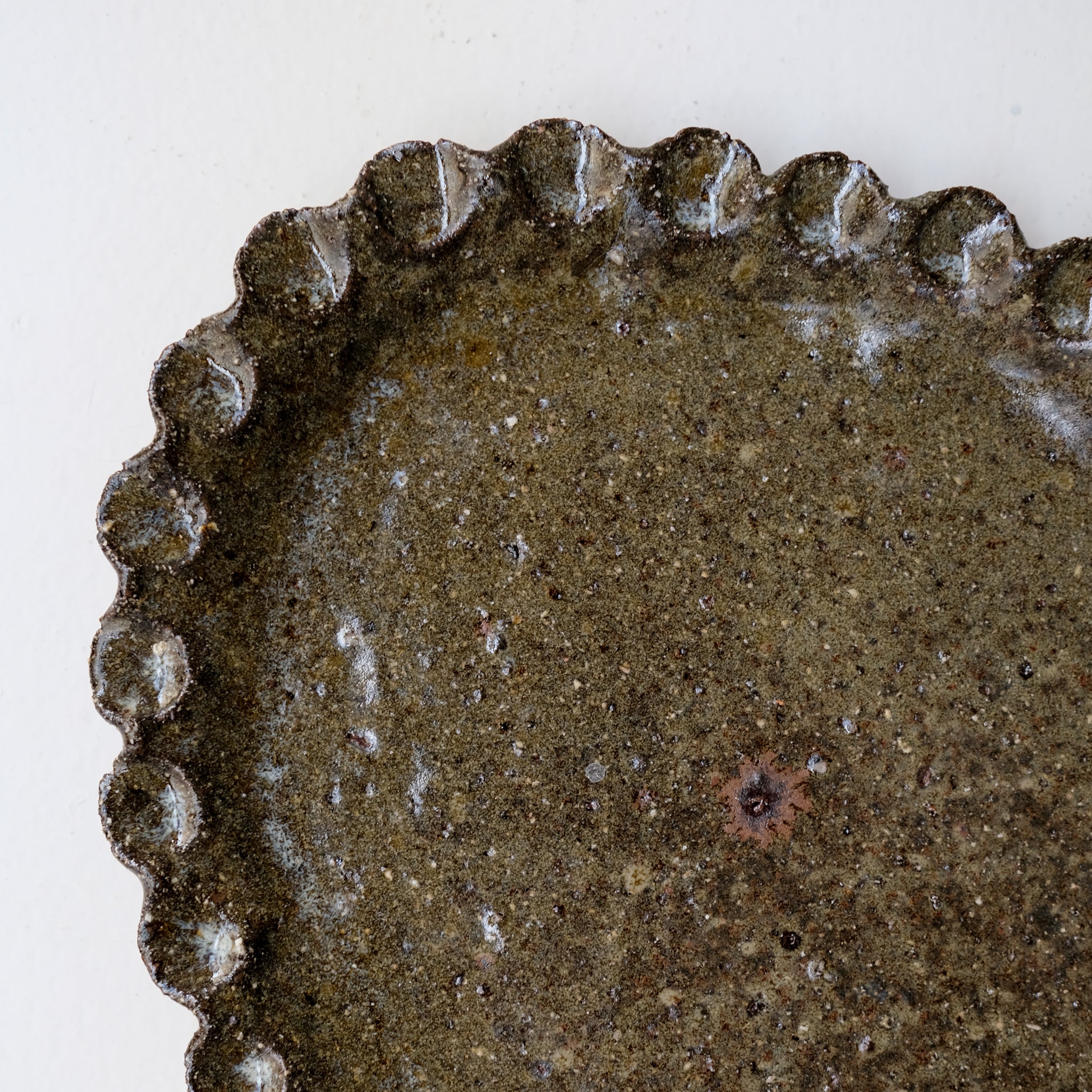 Plat oval en terre recoltée L 41cm - vert brillant de Potry chez Brutal Ceramics
