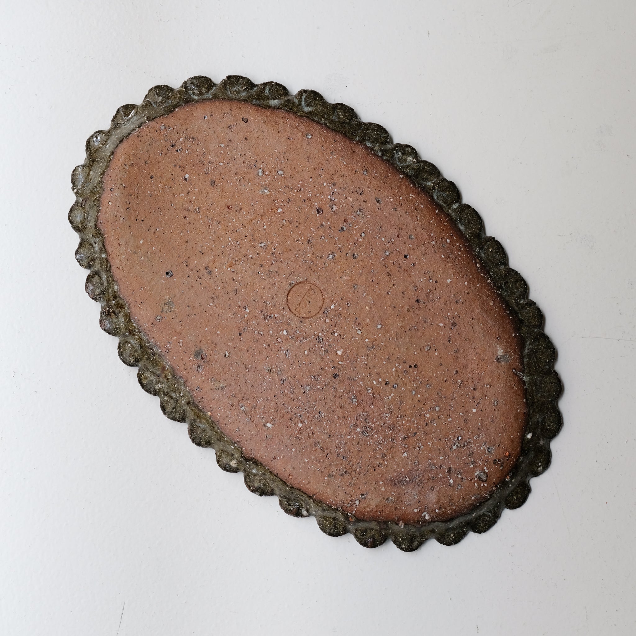 Plat oval en terre recoltée L 41cm - vert brillant de Potry chez Brutal Ceramics
