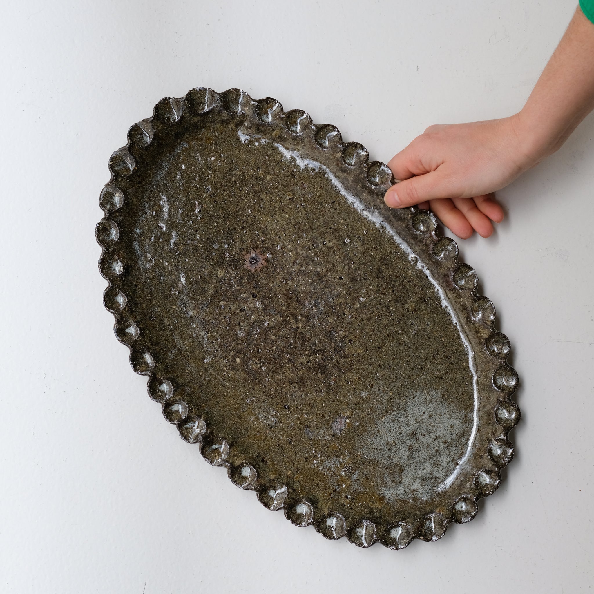 Plat oval en terre recoltée L 41cm - vert brillant de Potry chez Brutal Ceramics