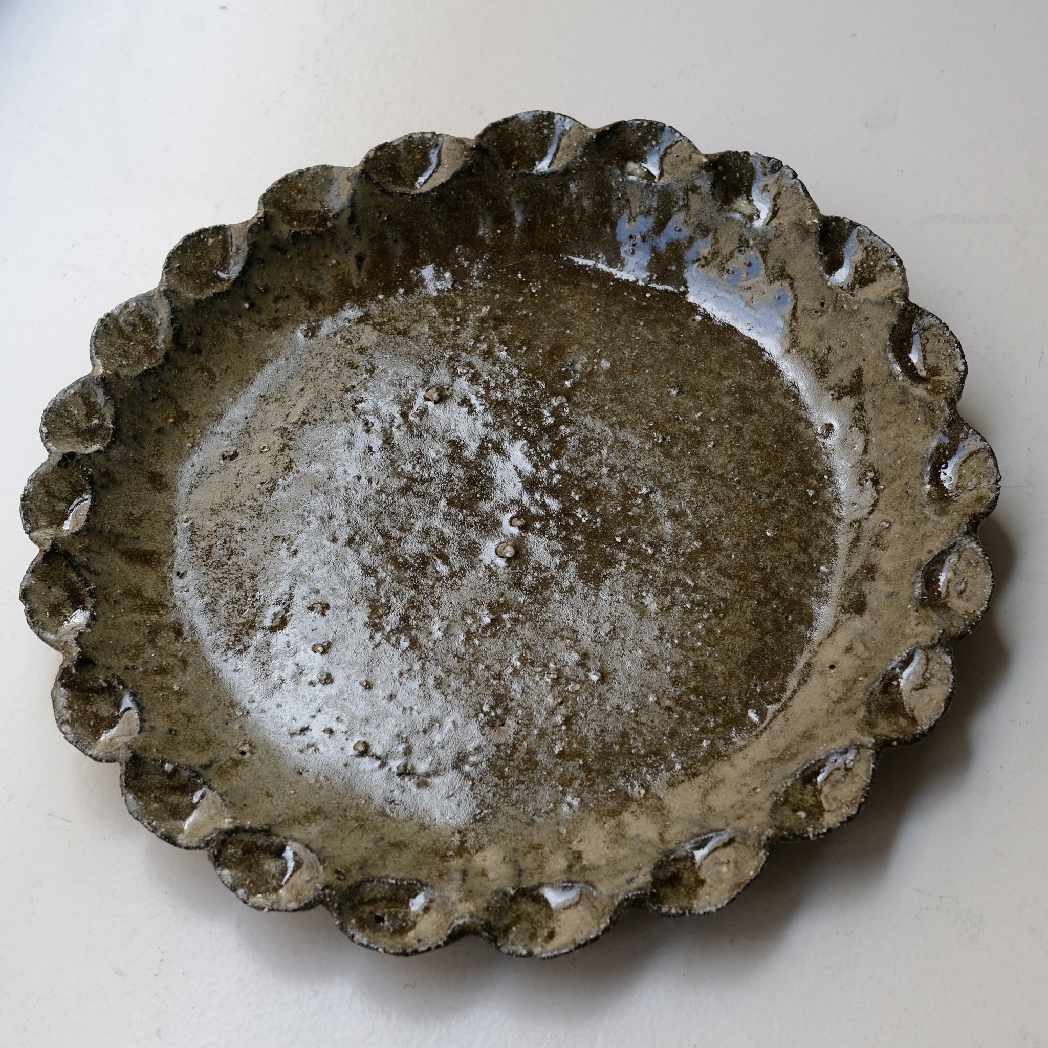 Plat en terre recoltée D 36cm - vert brillant de Potry chez Brutal Ceramics