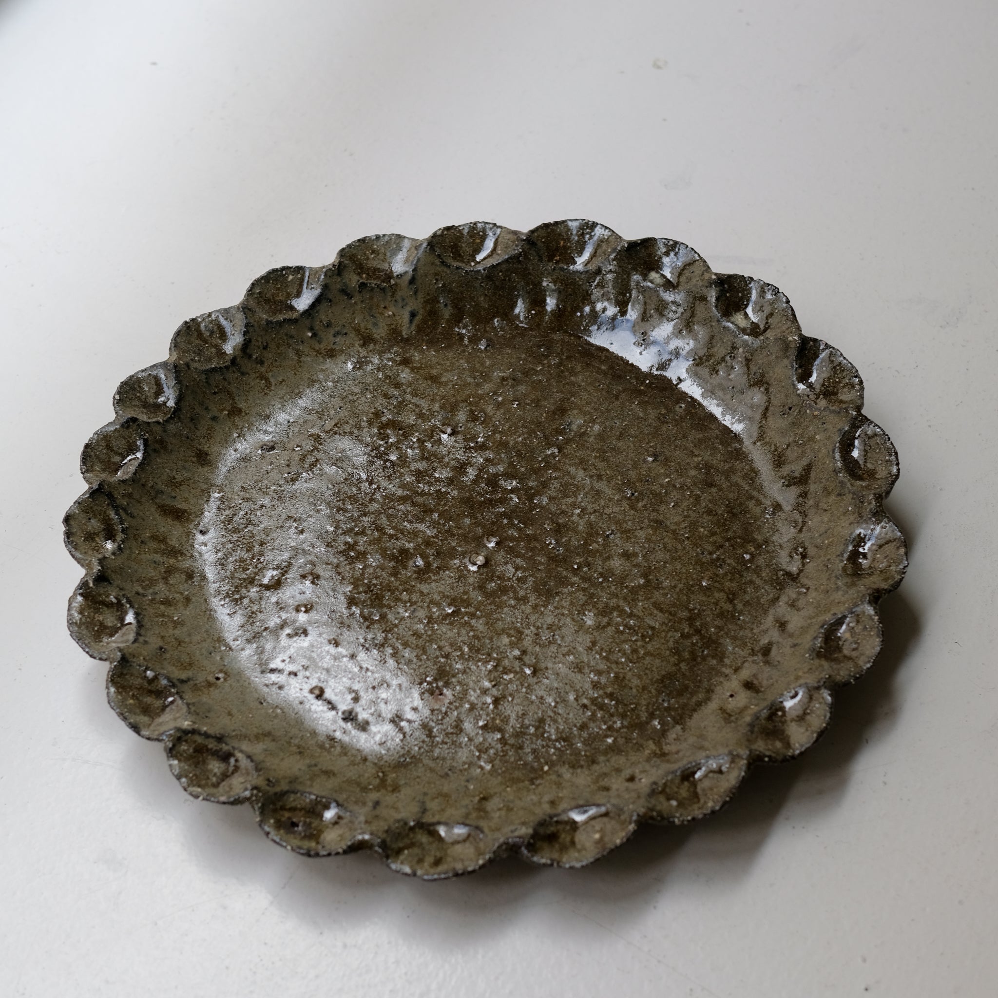 Plat en terre recoltée D 36cm - vert brillant de Potry chez Brutal Ceramics