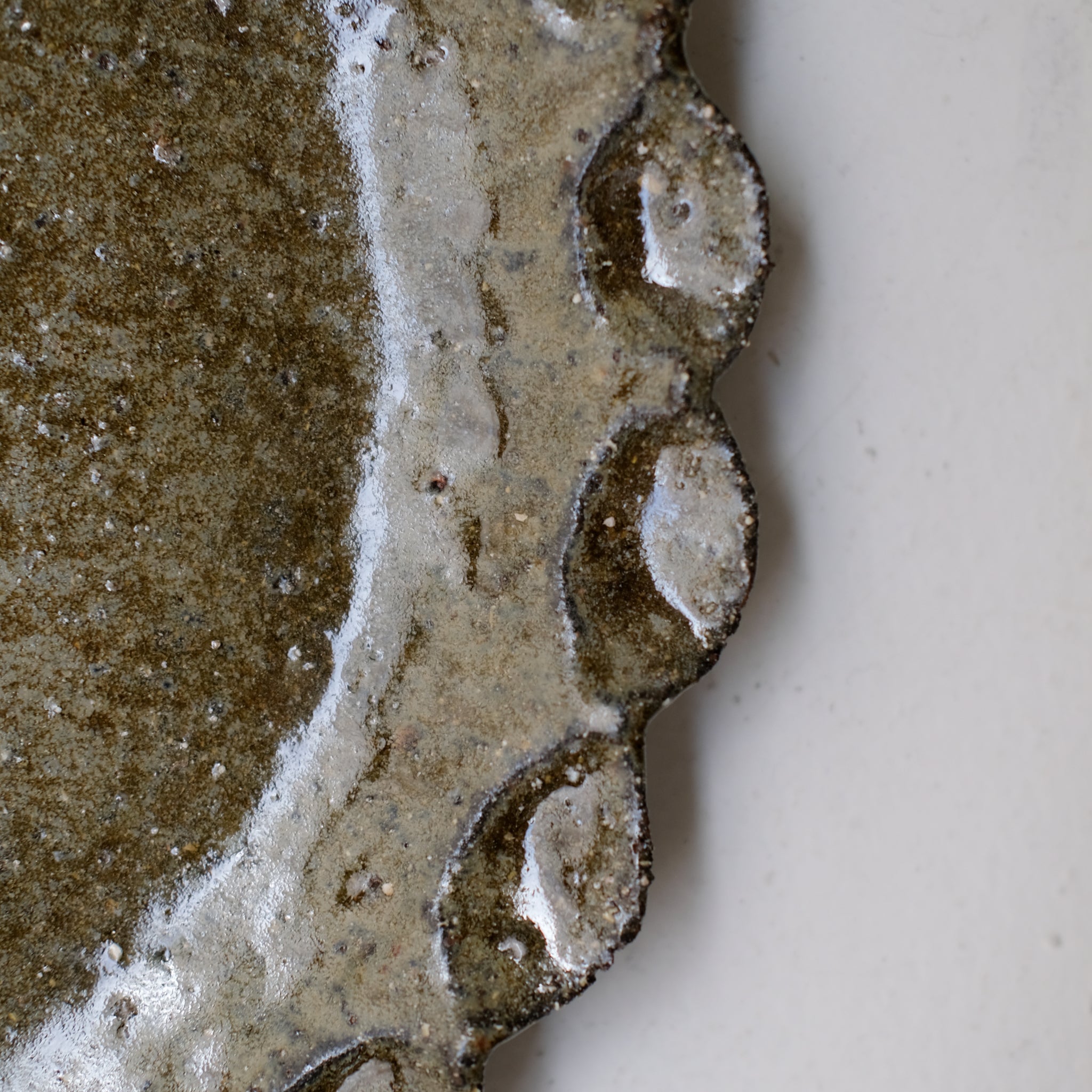 Plat en terre recoltée D 36cm - vert brillant de Potry chez Brutal Ceramics