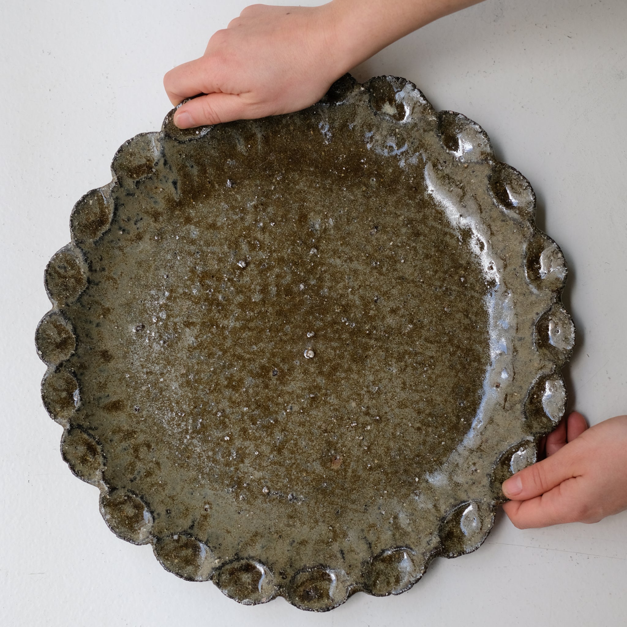 Plat en terre recoltée D 36cm - vert brillant de Potry chez Brutal Ceramics