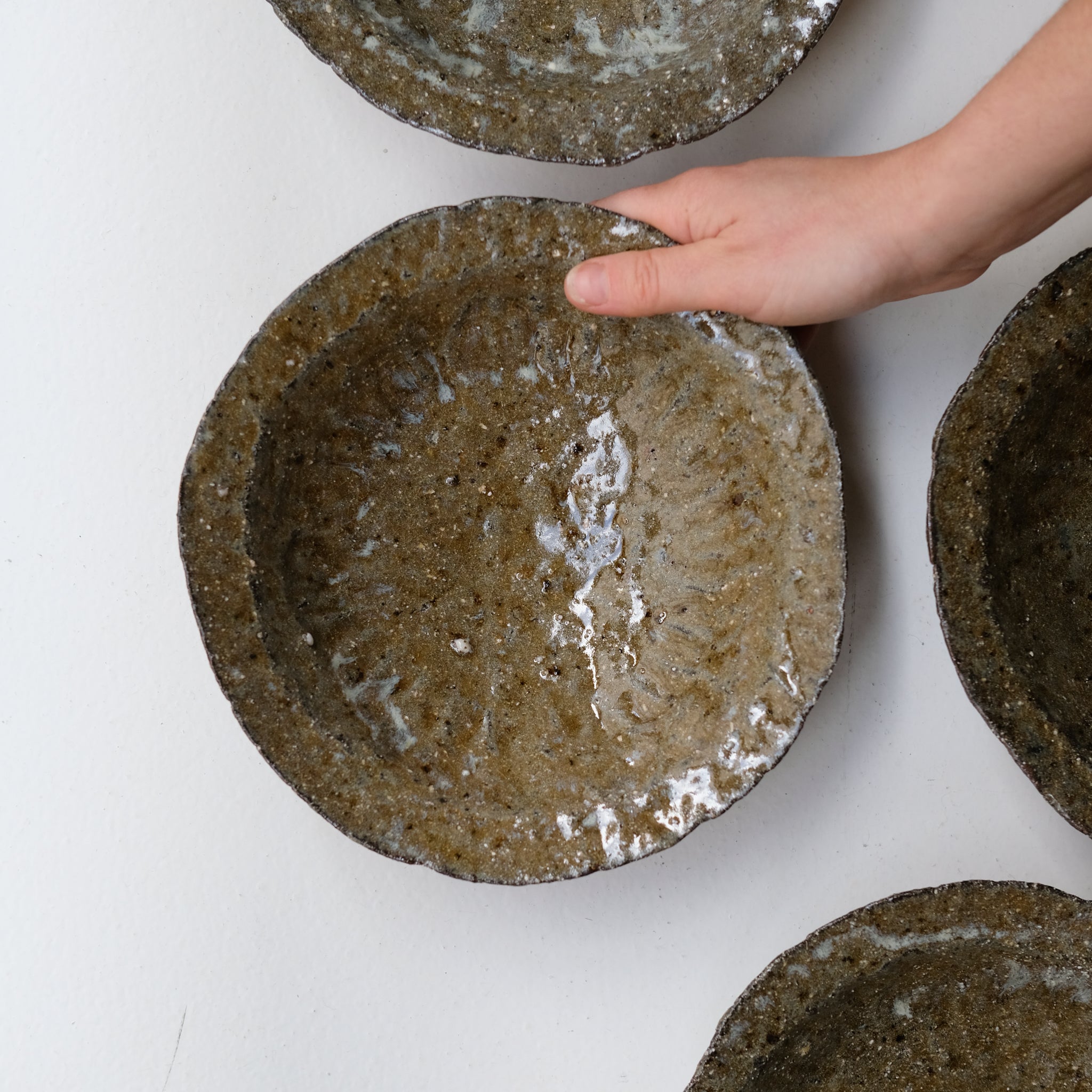 Bol en terre recoltée D 22cm - vert brillant de Potry chez Brutal Ceramics