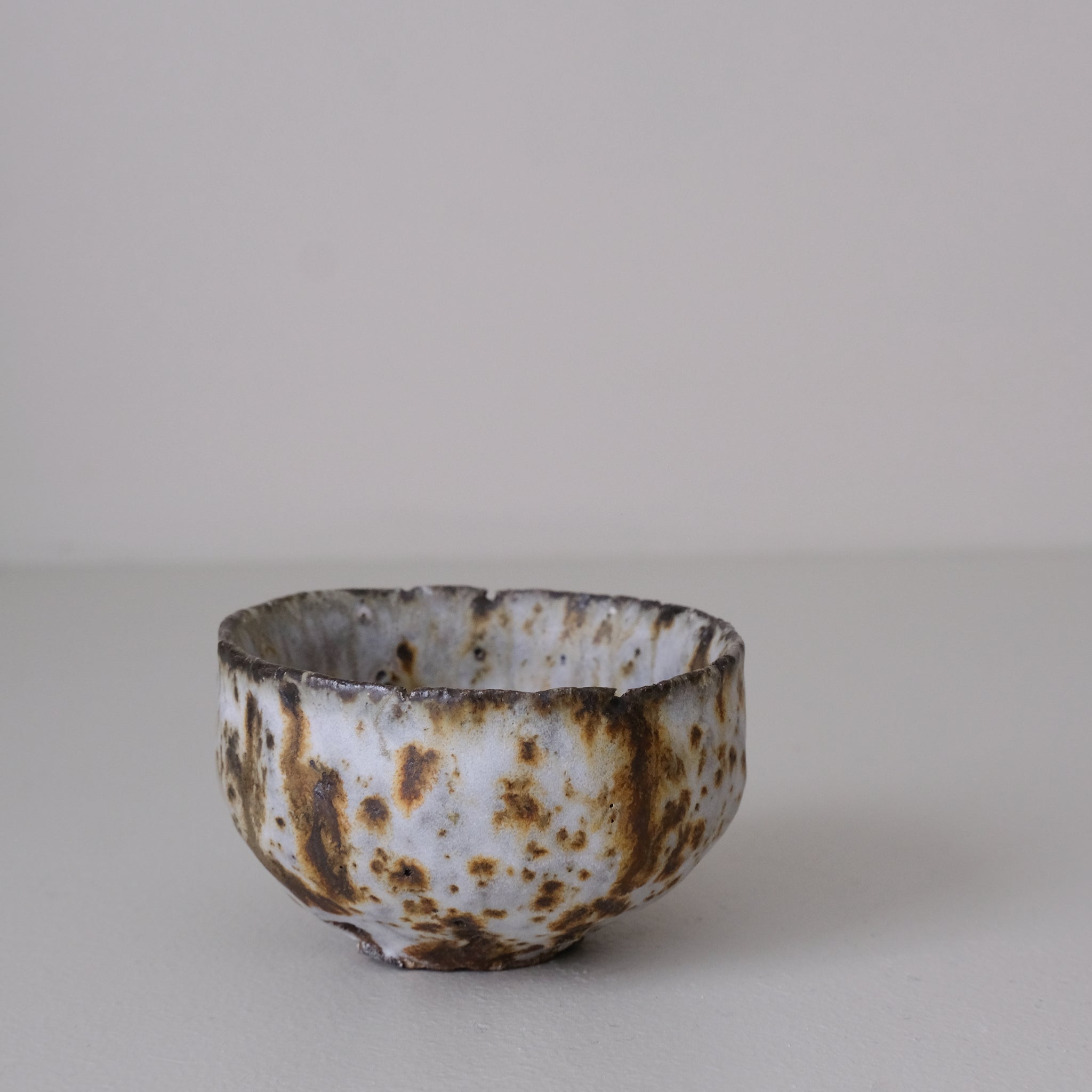 Tasse en terre recoltée cuisson feu 70ml - blanc tachetée de Potry chez Brutal Ceramics