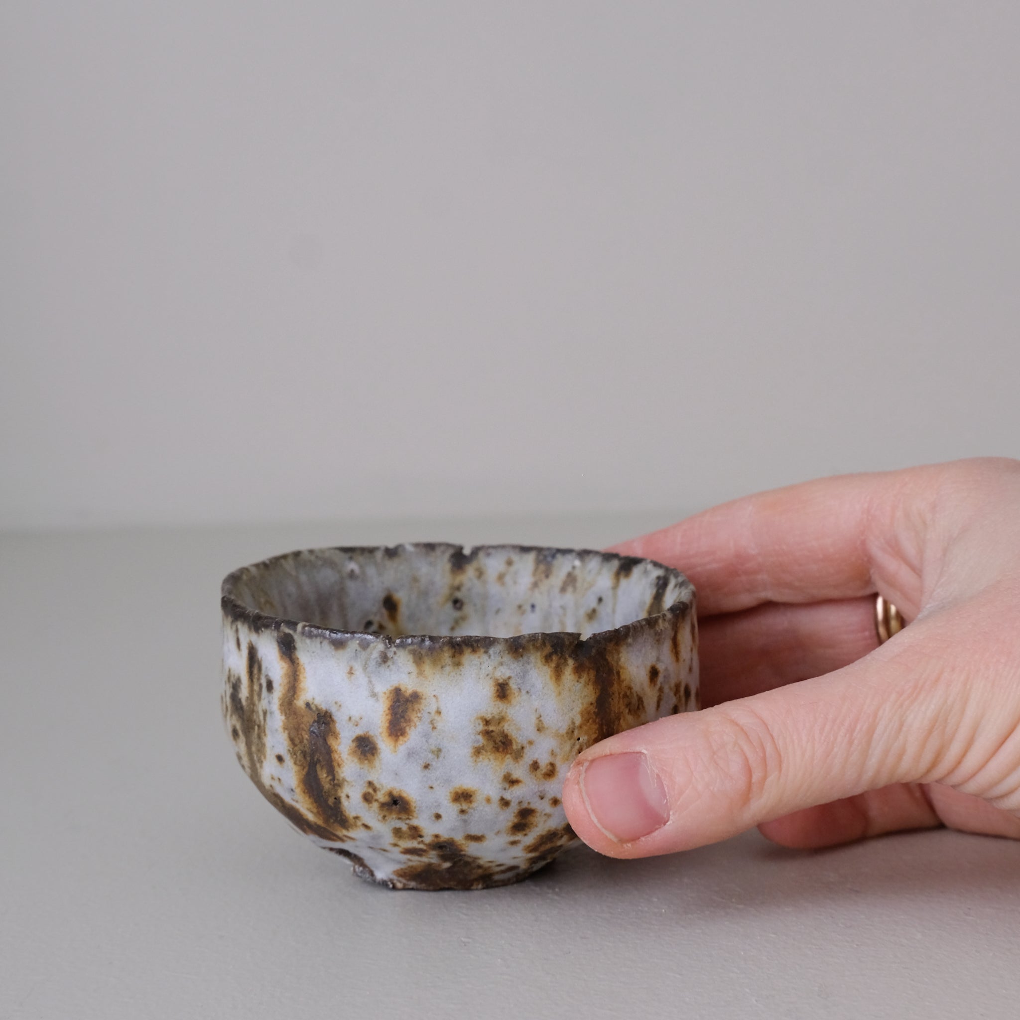 Tasse en terre recoltée cuisson feu 70ml - blanc tachetée de Potry chez Brutal Ceramics