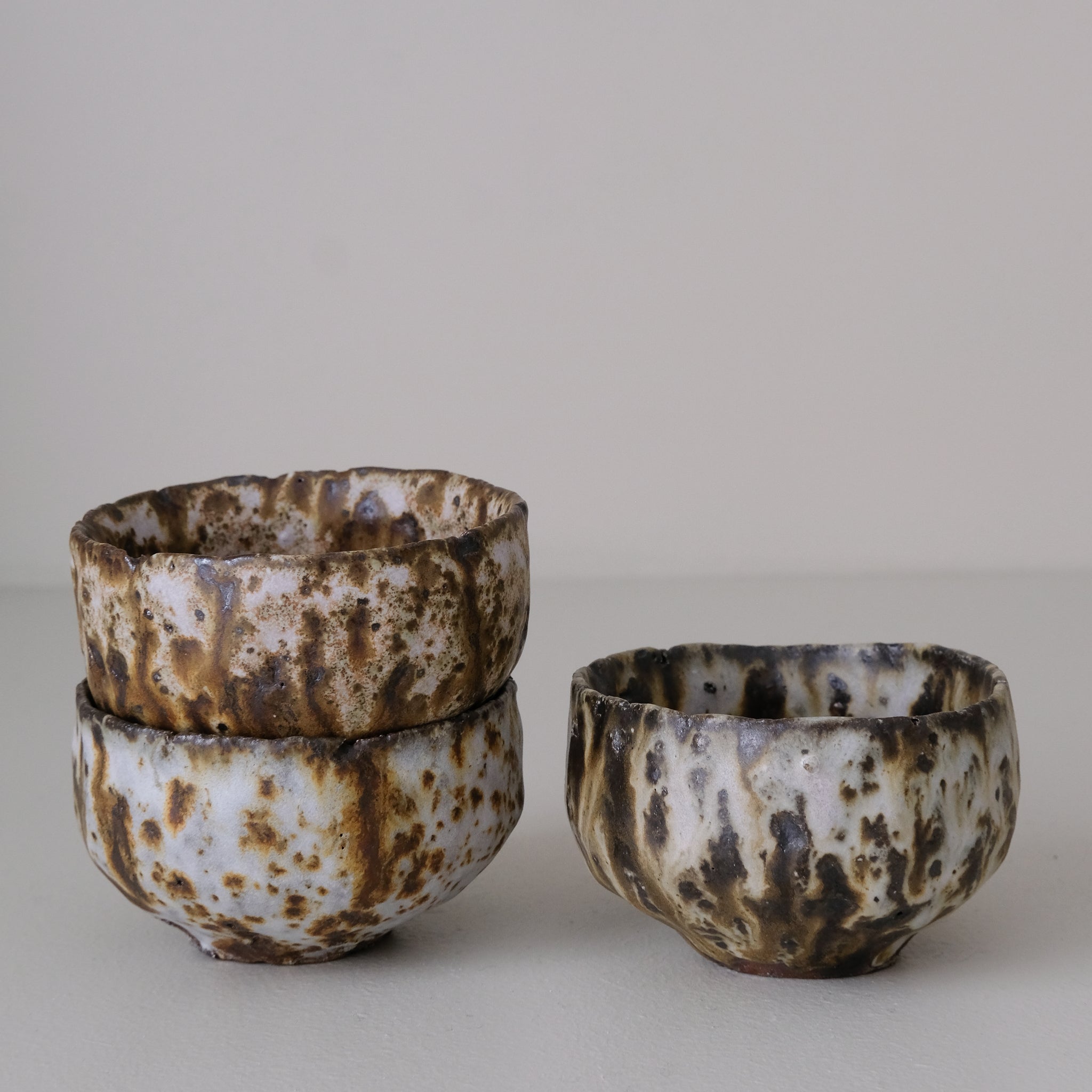 Tasse en terre recoltée cuisson feu 70ml - blanc tachetée de Potry chez Brutal Ceramics