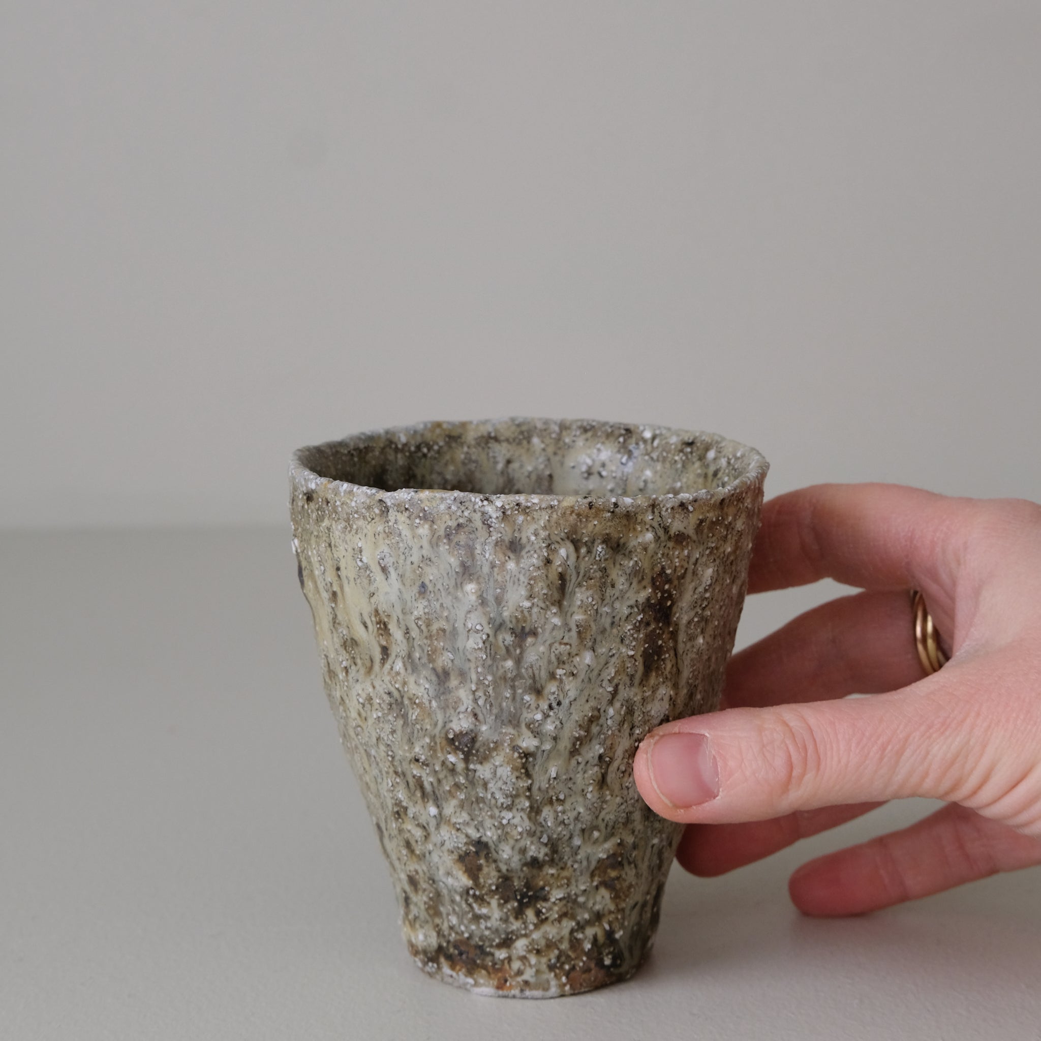Tasse en terre recoltée cuisson feu 140ml -vert clair de Potry chez Brutal Ceramics