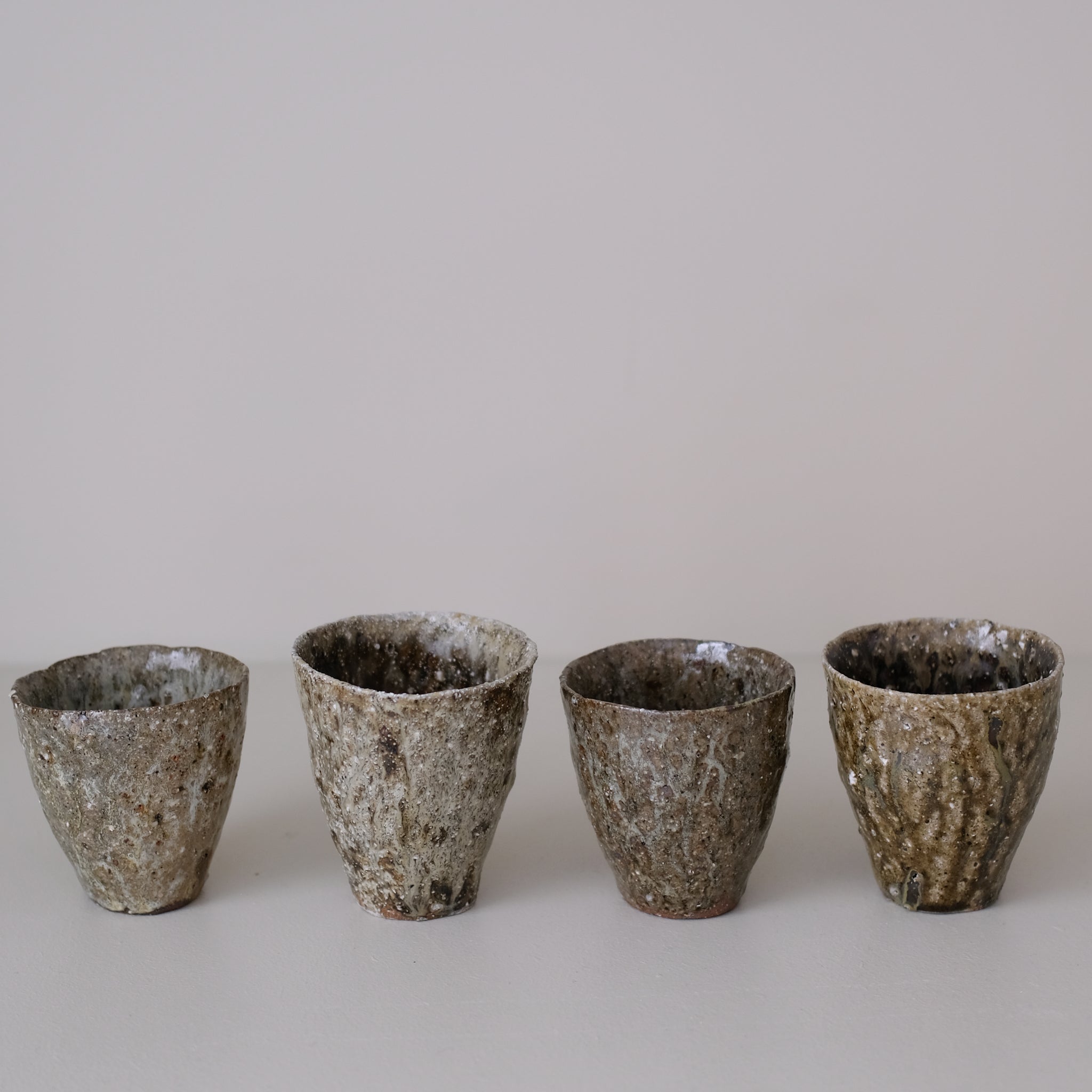Tasse en terre recoltée cuisson feu 140ml -vert clair de Potry chez Brutal Ceramics