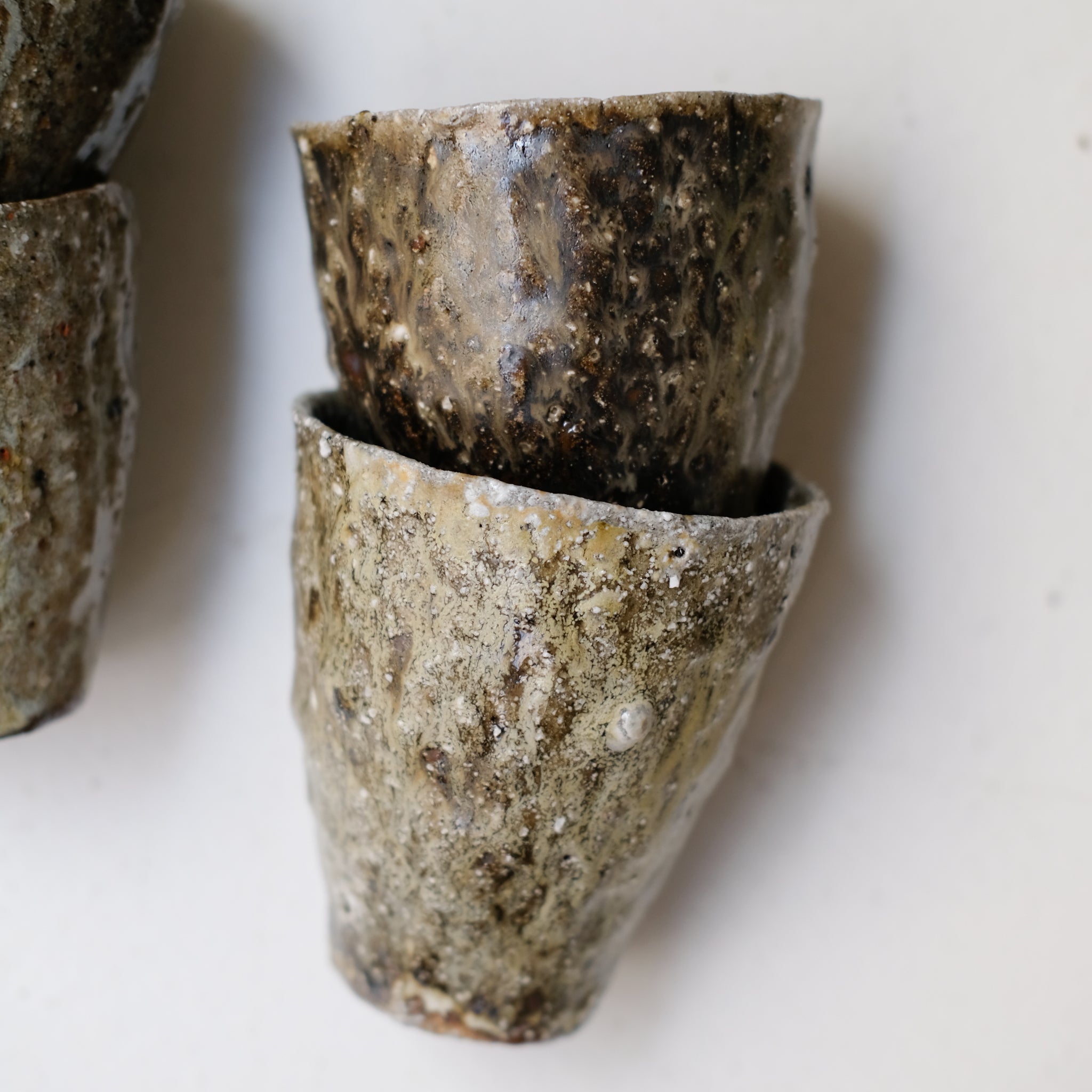 Tasse en terre recoltée cuisson feu 140ml -vert clair de Potry chez Brutal Ceramics