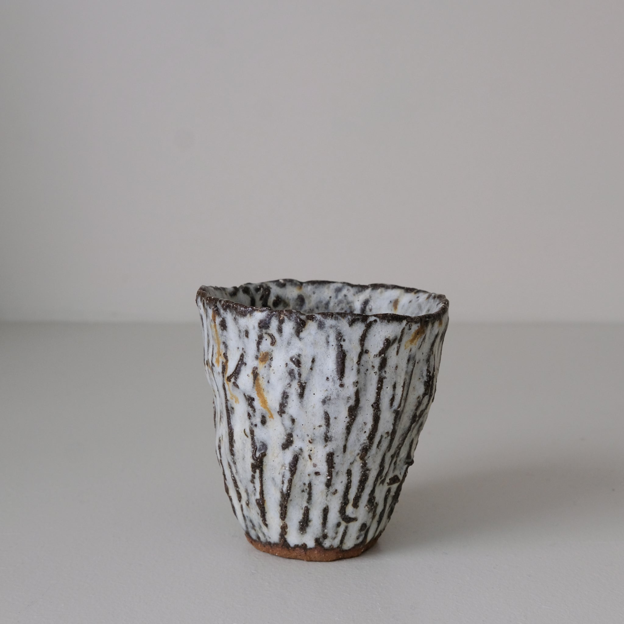 Tasse en terre recoltée 140ml -blanc mat de Potry chez Brutal Ceramics