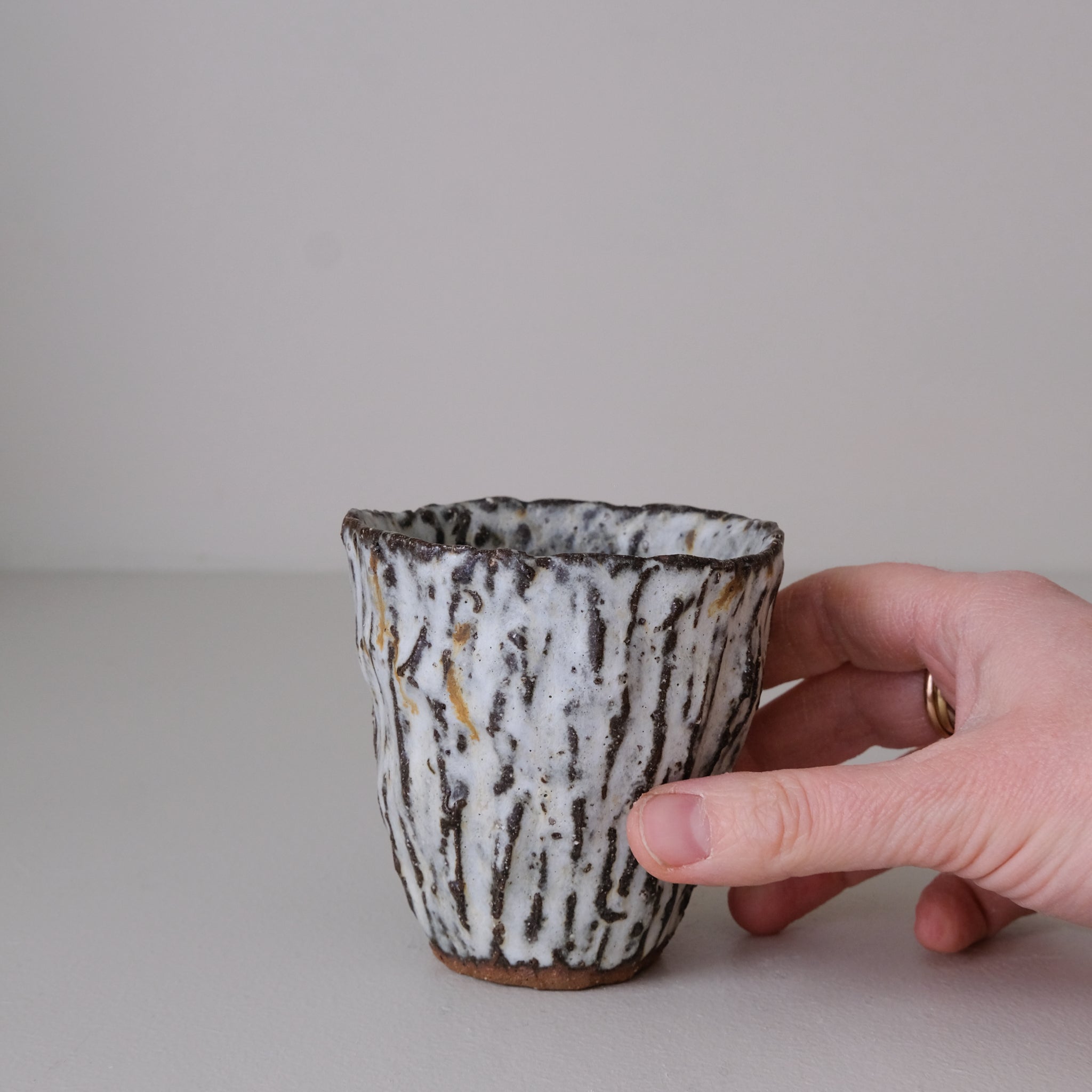 Tasse en terre recoltée 140ml -blanc mat de Potry chez Brutal Ceramics