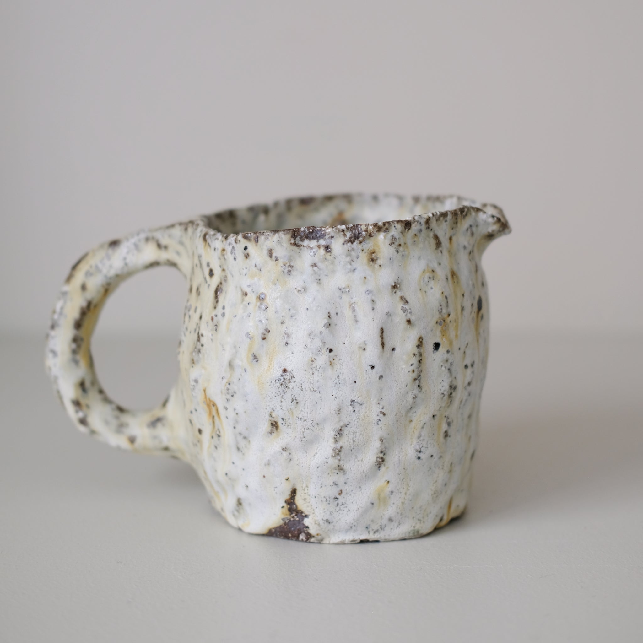 Pichet en terre recoltée 600ml -blanc mat de Potry chez Brutal Ceramics