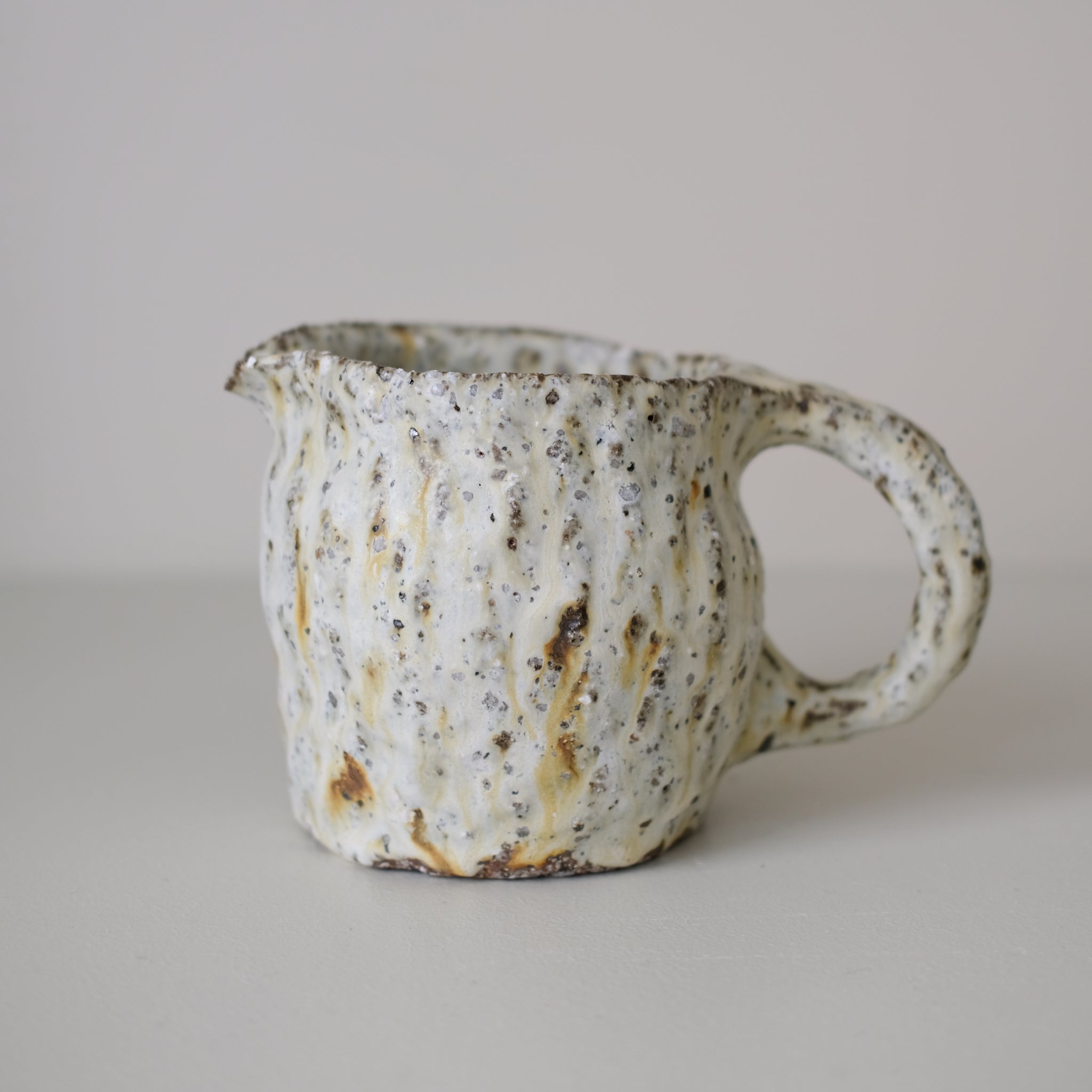 Pichet en terre recoltée 600ml -blanc mat de Potry chez Brutal Ceramics