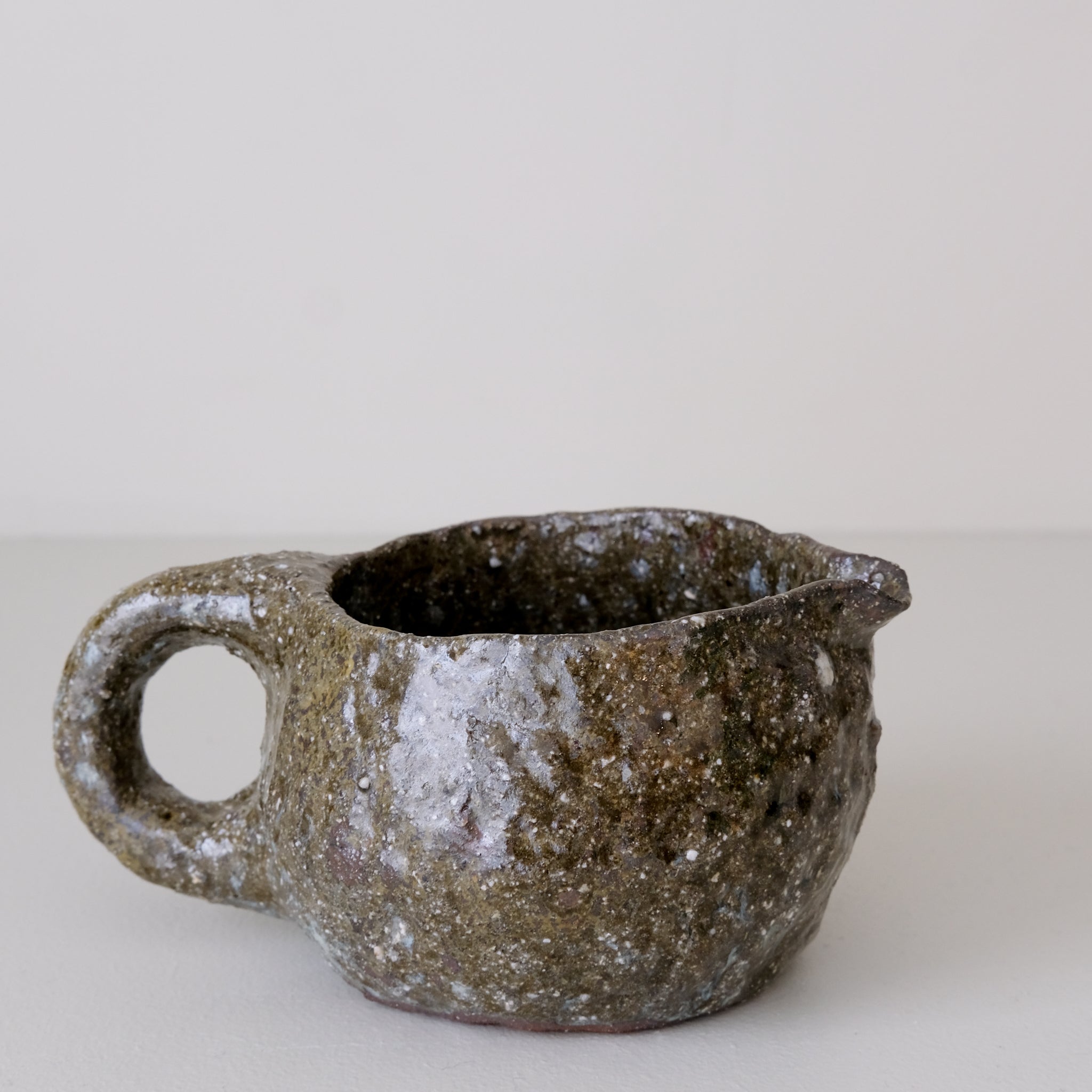 Pichet en terre recoltée cuisson feu 340ml -vert foncé brillant de Potry chez Brutal Ceramics