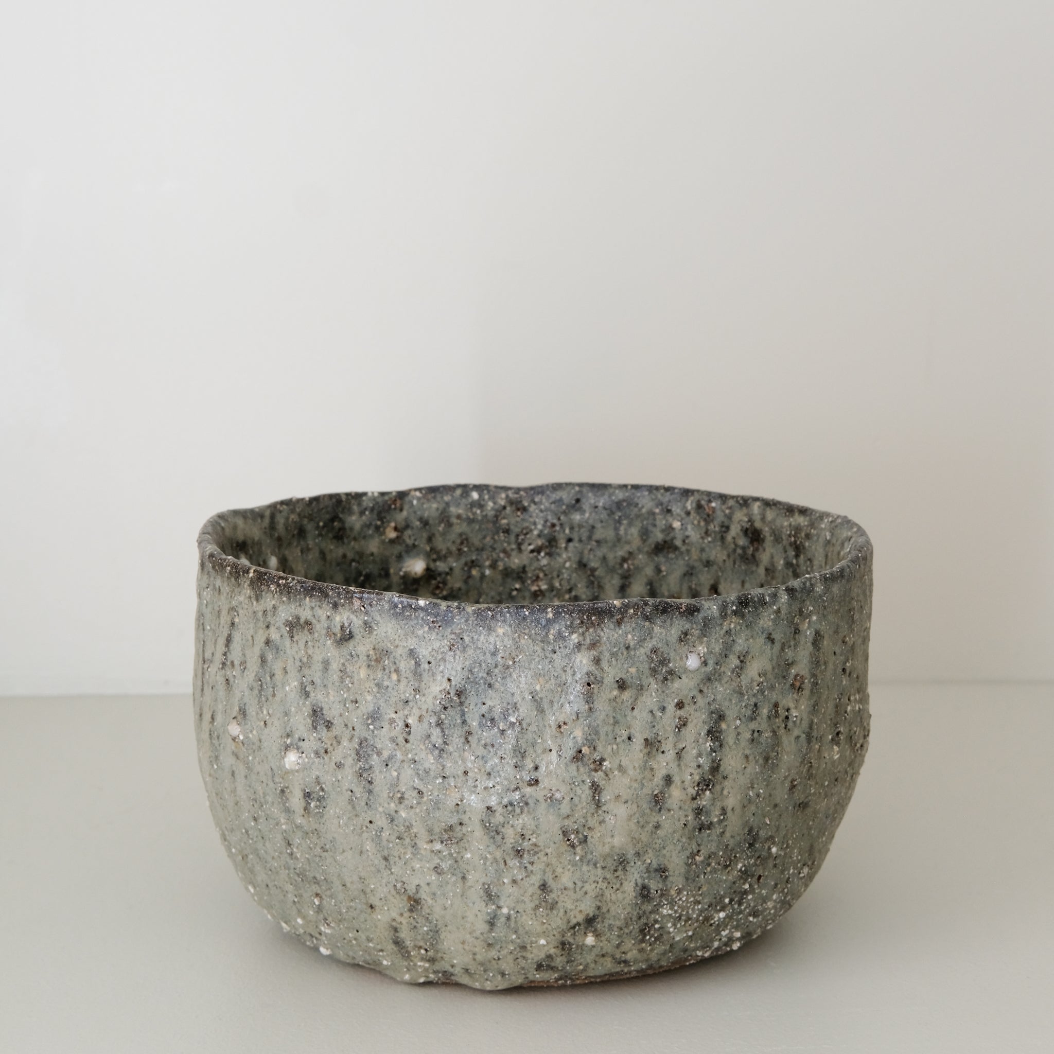 Saladier en terre recoltée D 21 cm- vert clair de Potry chez Brutal Ceramics