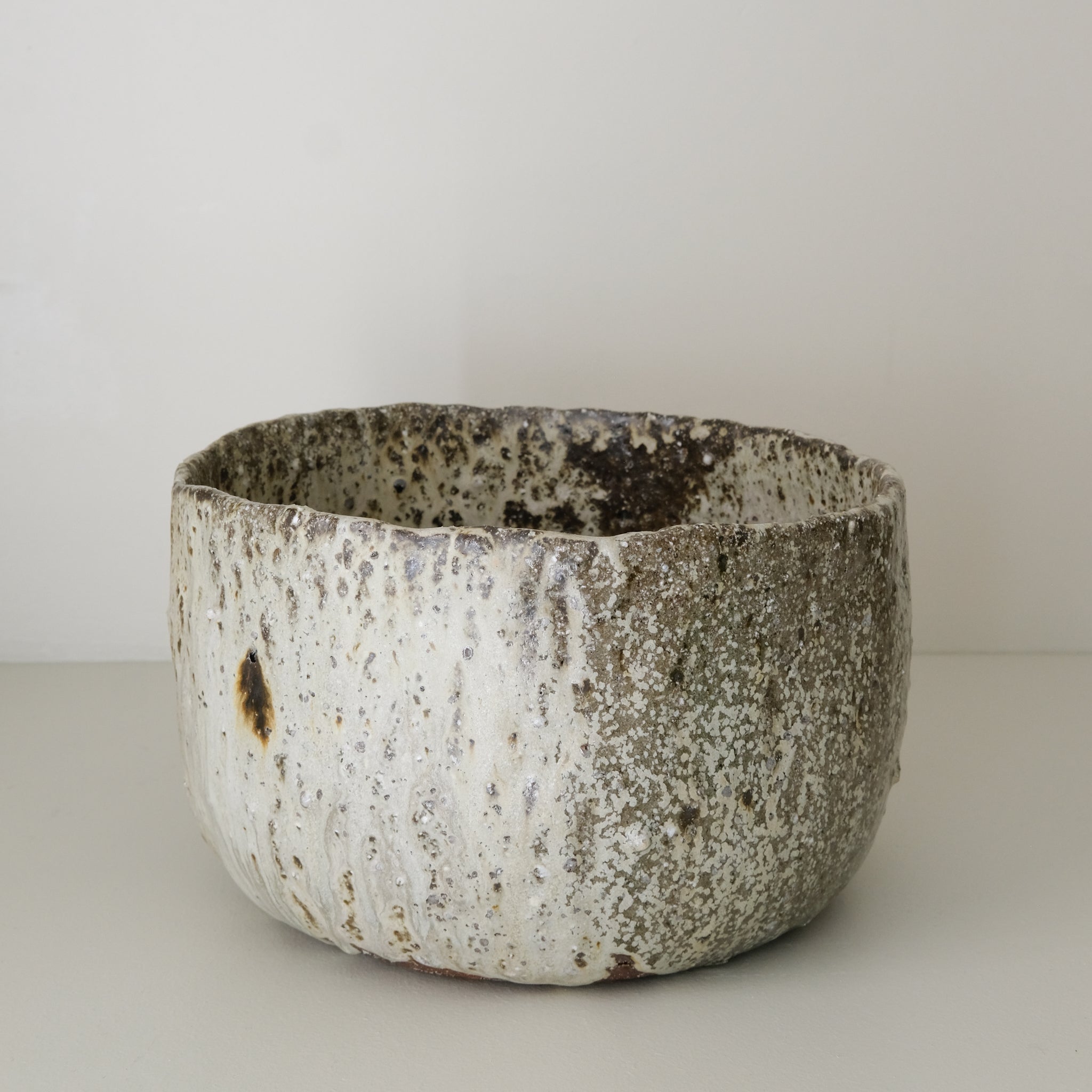 Saladier en terre recoltée cuisson feu D 25 cm- vert clair de Potry chez Brutal Ceramics