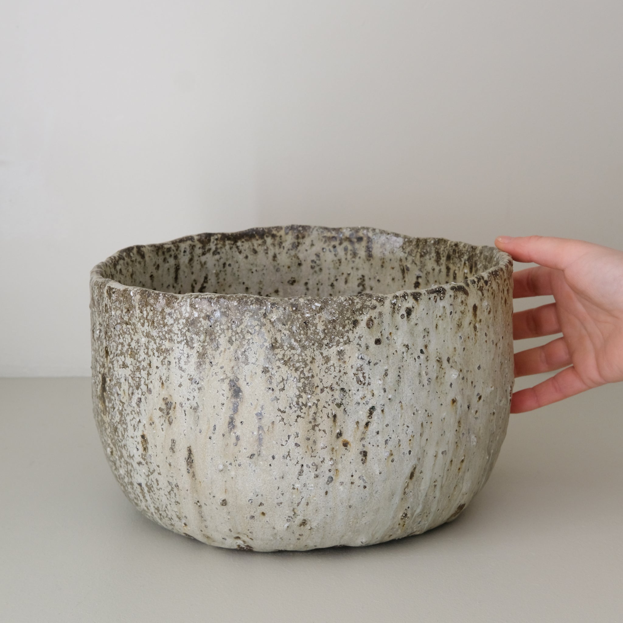 Saladier en terre recoltée cuisson feu D 25 cm- vert clair de Potry chez Brutal Ceramics