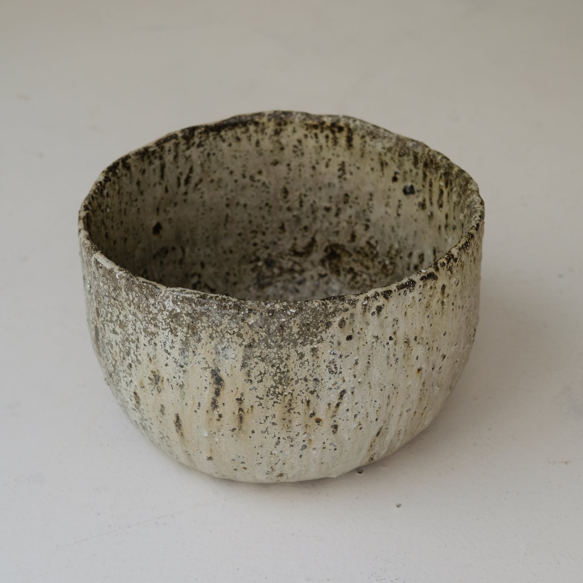 Saladier en terre recoltée cuisson feu D 25 cm- vert clair de Potry chez Brutal Ceramics