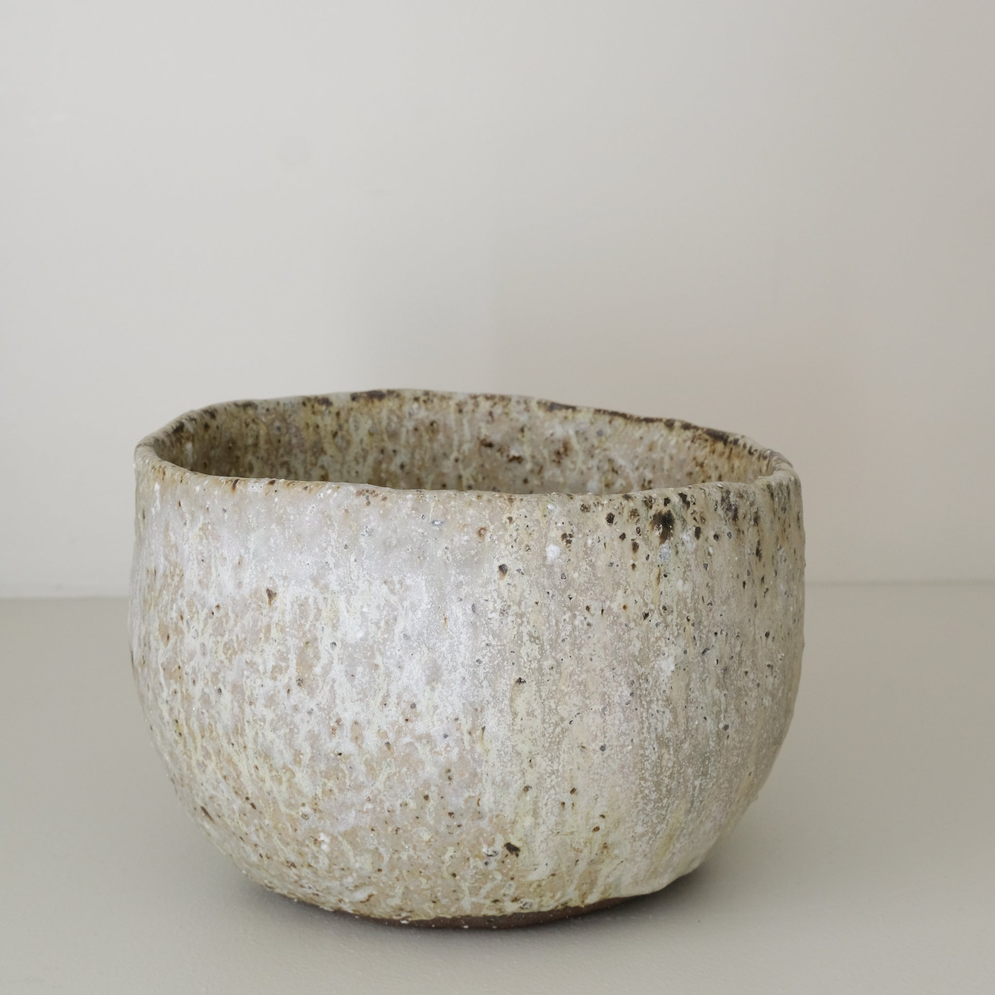 Saladier en terre recoltée cuisson feu D 20 cm- vert clair de Potry chez Brutal Ceramics