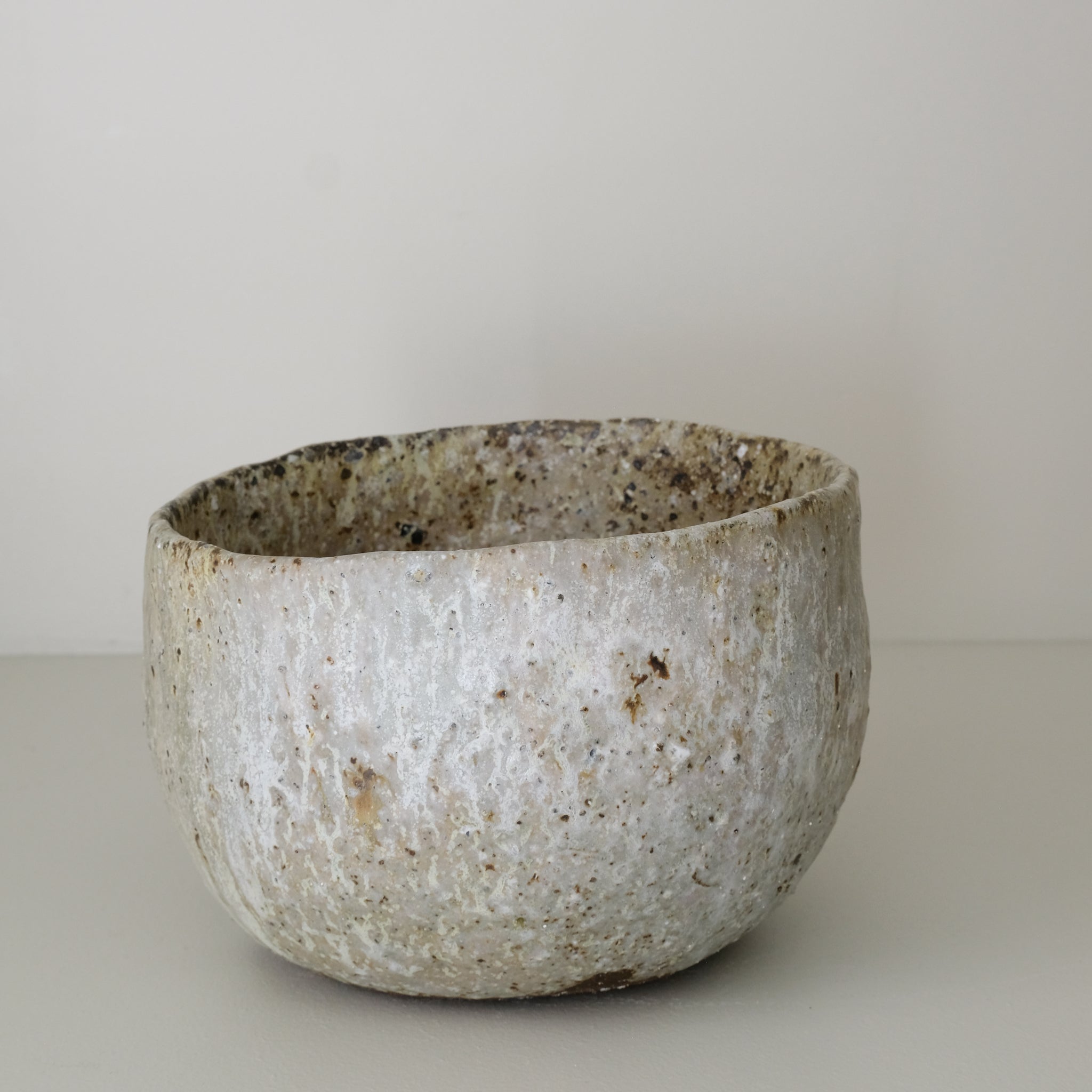 Saladier en terre recoltée cuisson feu D 20 cm- vert clair de Potry chez Brutal Ceramics