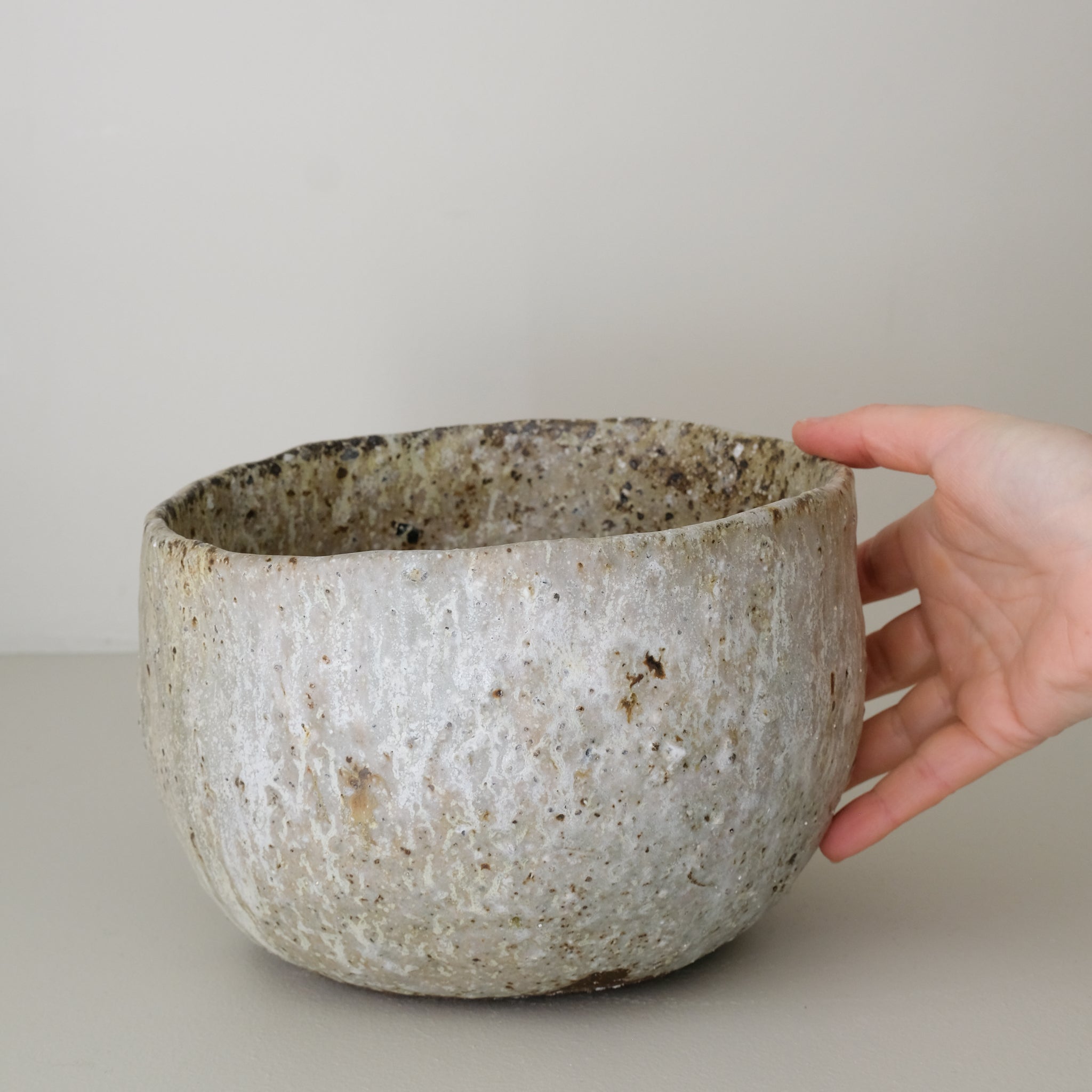 Saladier en terre recoltée cuisson feu D 20 cm- vert clair de Potry chez Brutal Ceramics