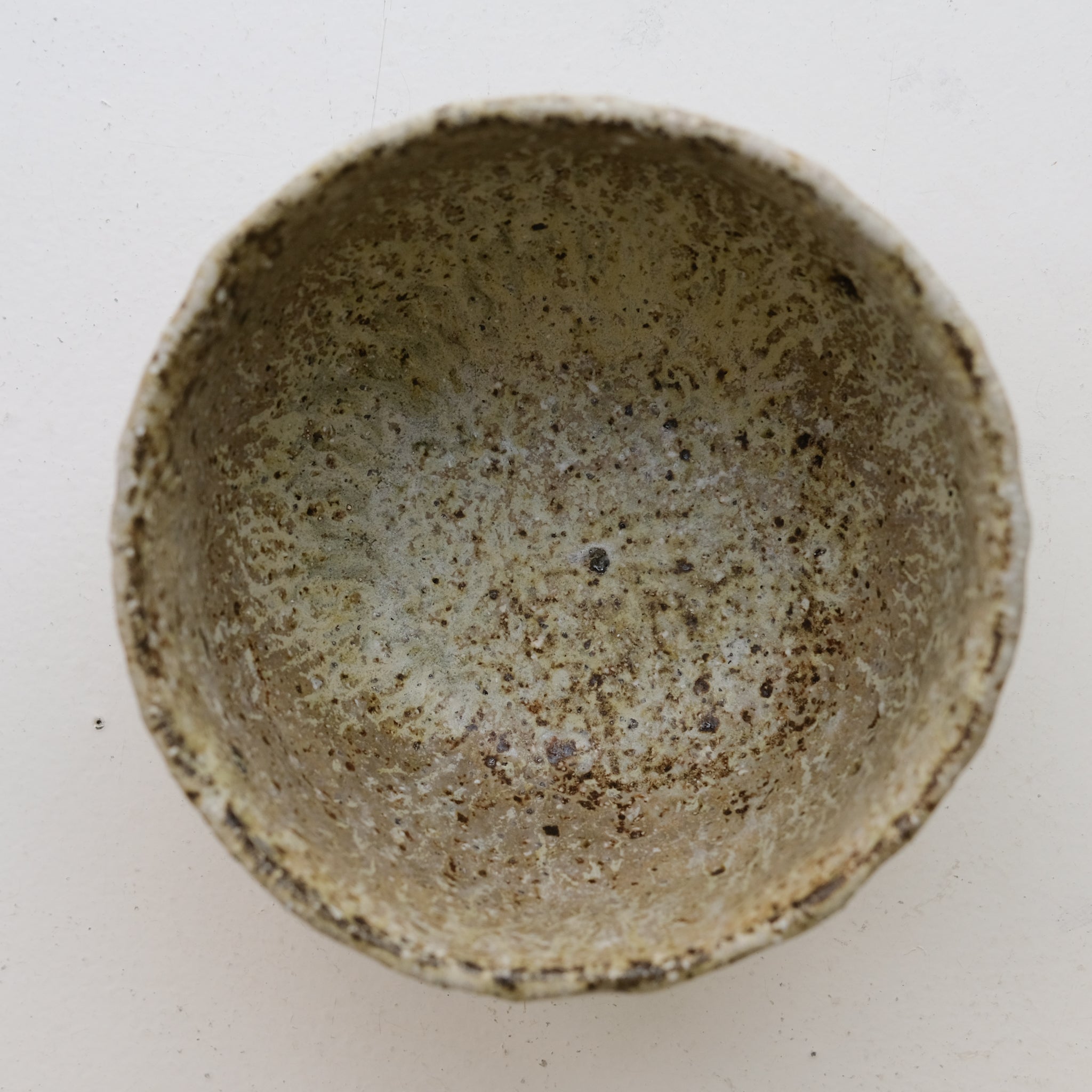 Saladier en terre recoltée cuisson feu D 20 cm- vert clair de Potry chez Brutal Ceramics