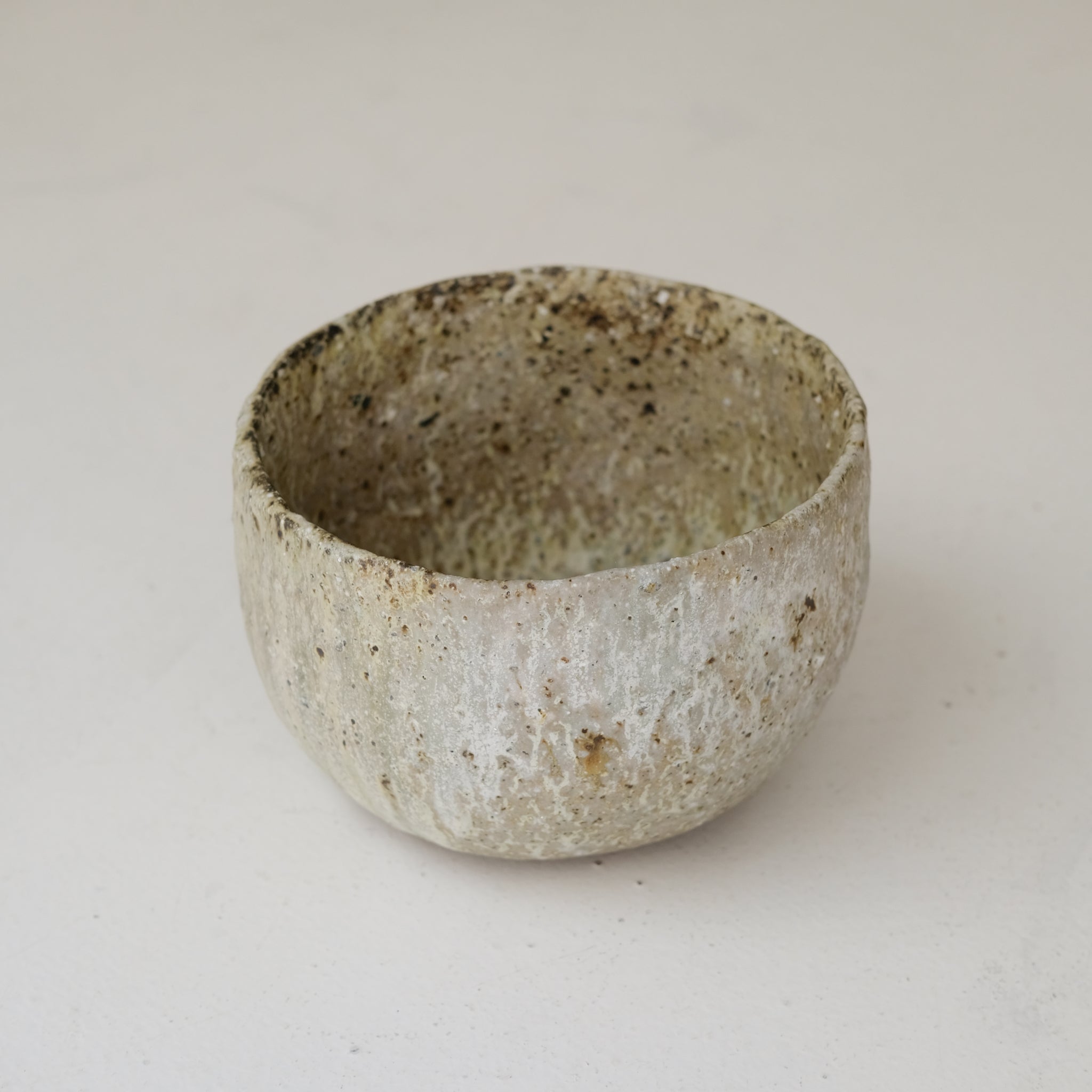 Saladier en terre recoltée cuisson feu D 20 cm- vert clair de Potry chez Brutal Ceramics