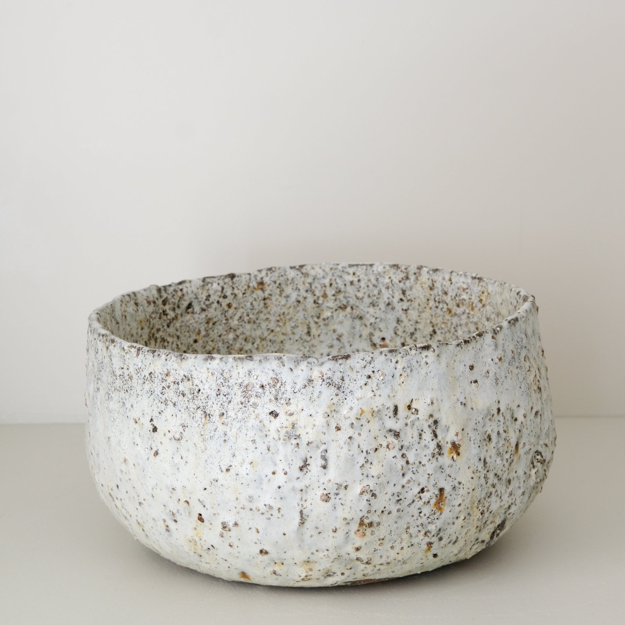 Saladier en terre recoltée D 26 cm- blanc mat de Potry chez Brutal Ceramics