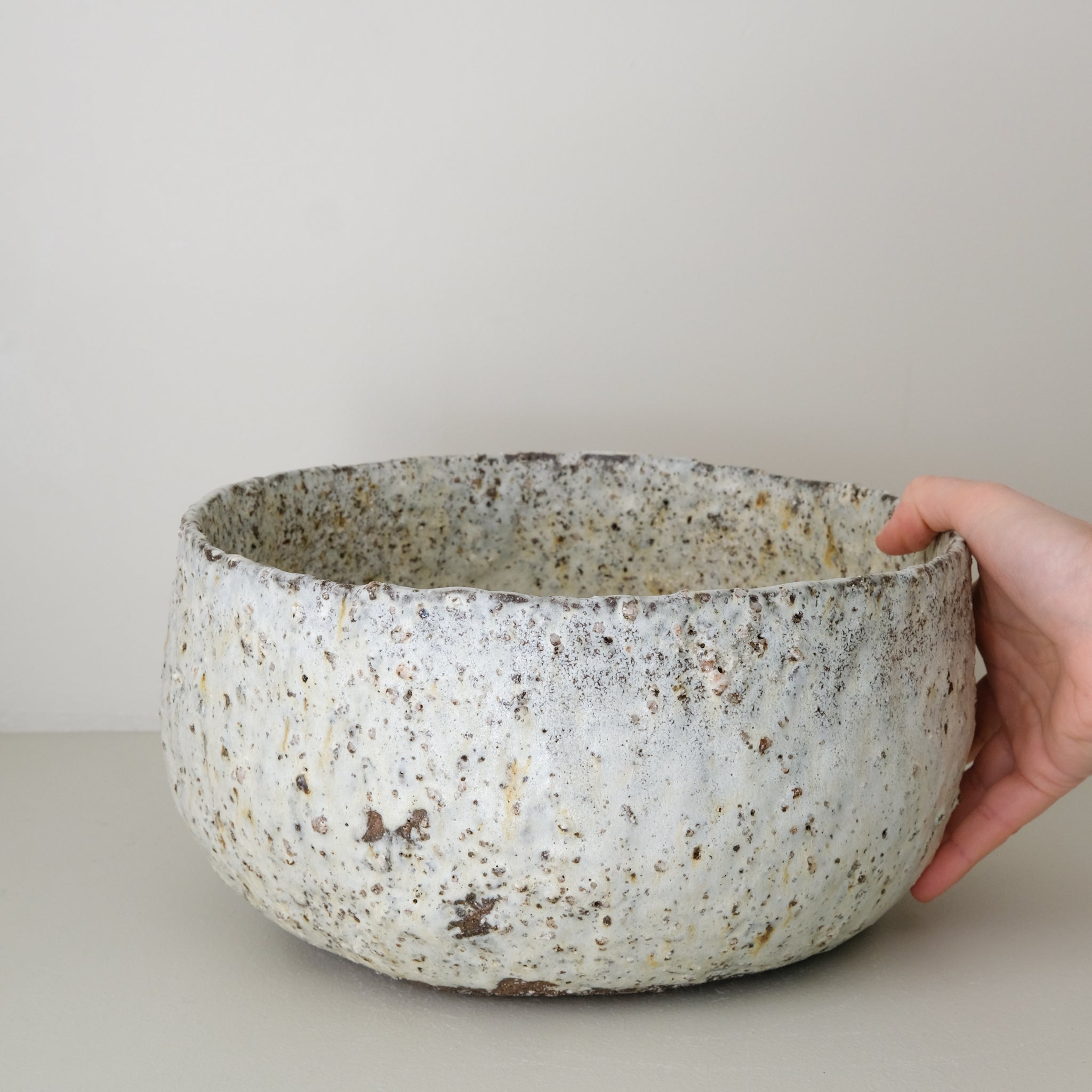 Saladier en terre recoltée D 26 cm- blanc mat de Potry chez Brutal Ceramics
