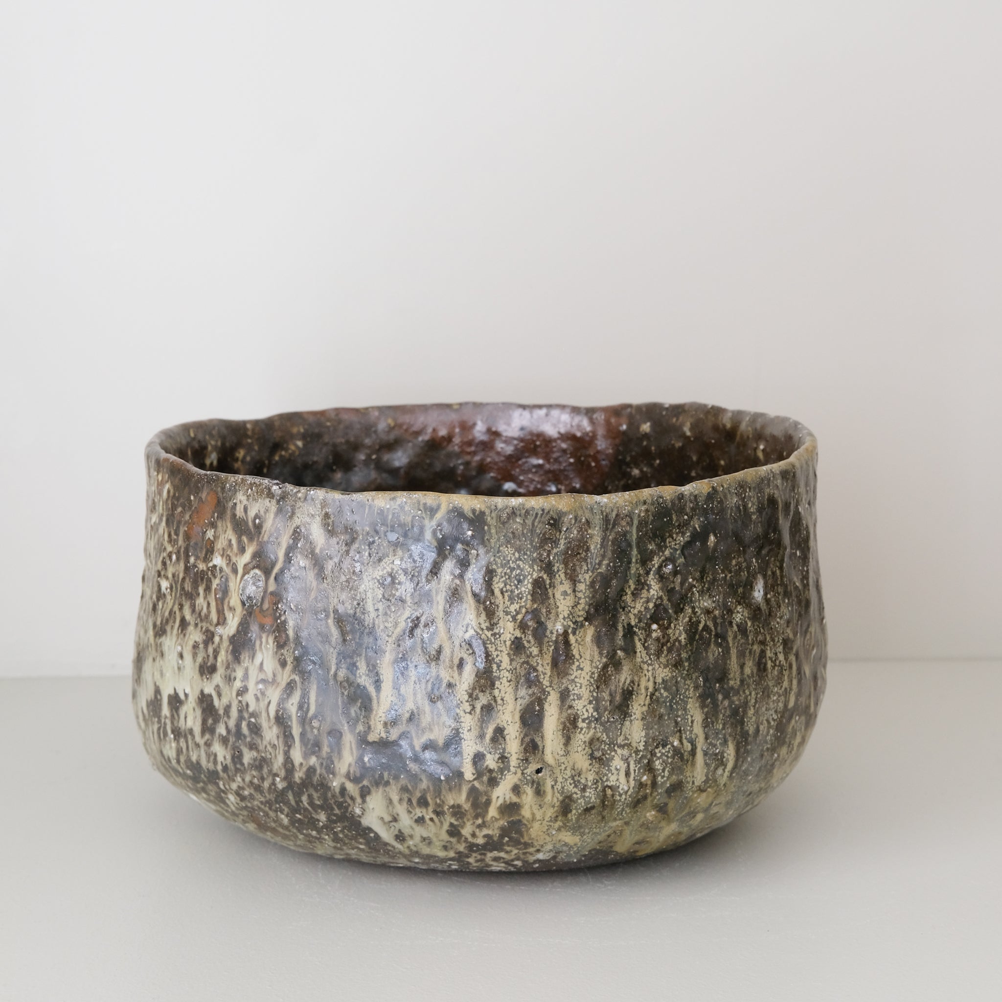Saladier en terre recoltée cuisson feu D 27 cm- brun vert de Potry chez Brutal Ceramics