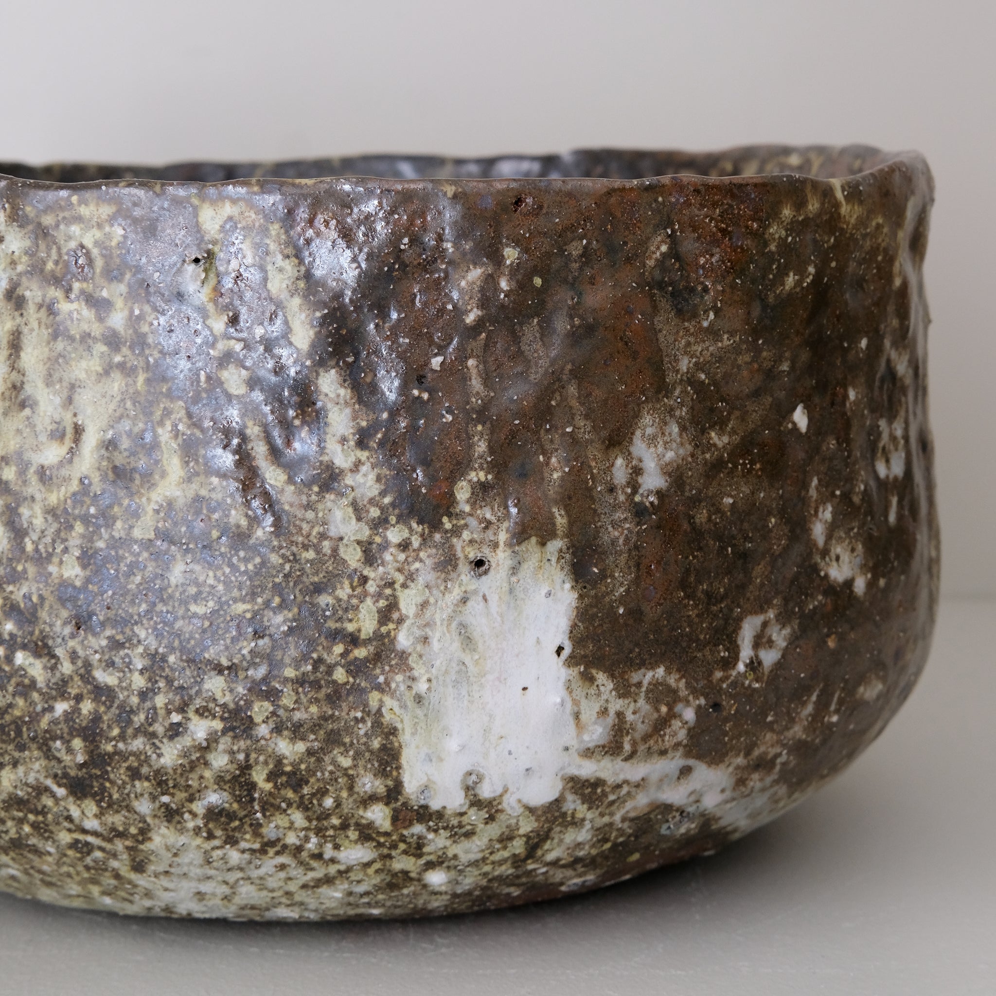 Saladier en terre recoltée cuisson feu D 27 cm- brun vert de Potry chez Brutal Ceramics