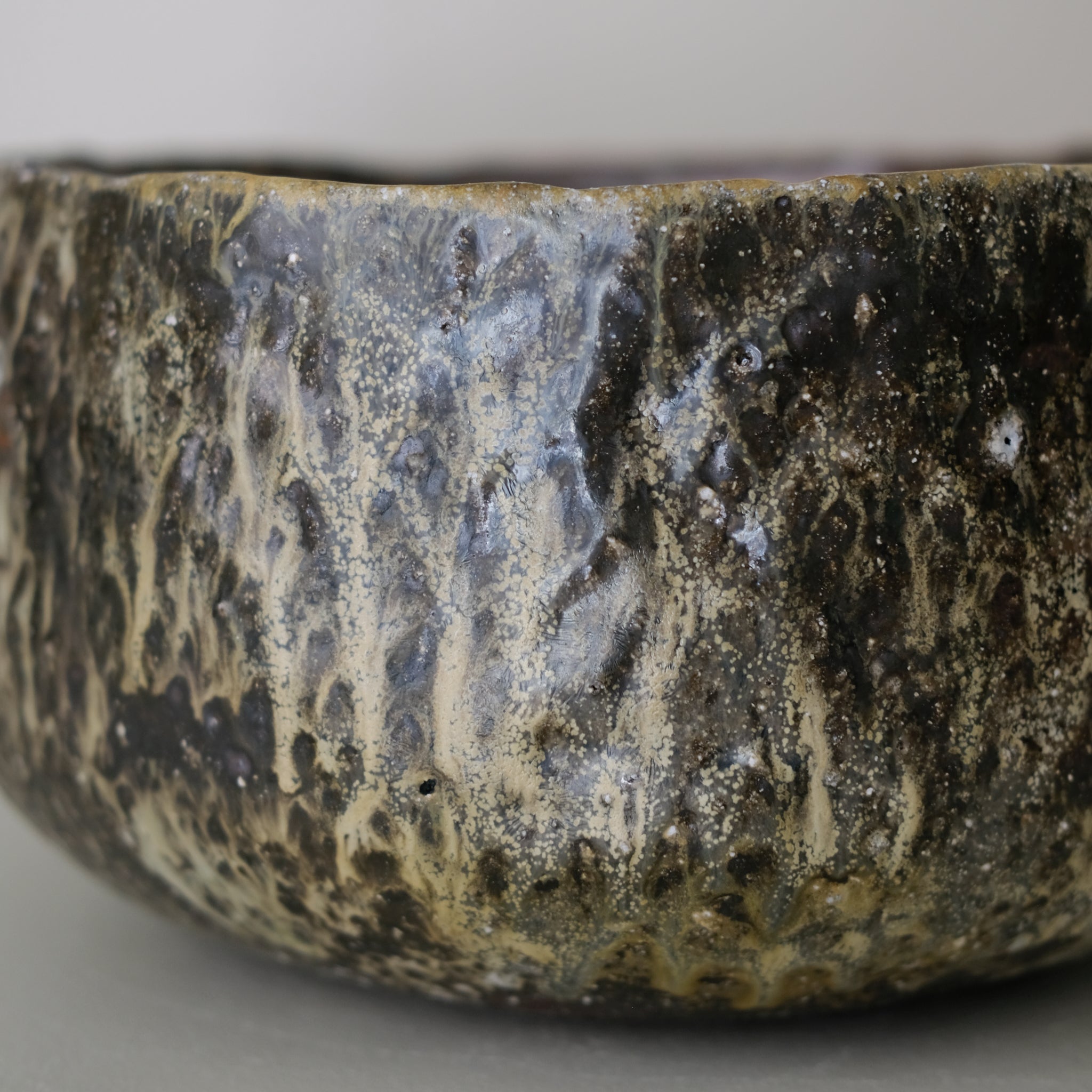 Saladier en terre recoltée cuisson feu D 27 cm- brun vert de Potry chez Brutal Ceramics
