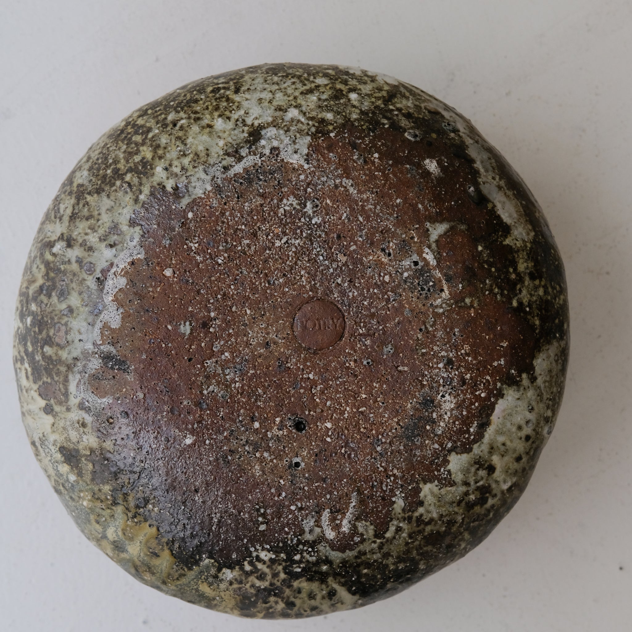 Saladier en terre recoltée cuisson feu D 27 cm- brun vert de Potry chez Brutal Ceramics