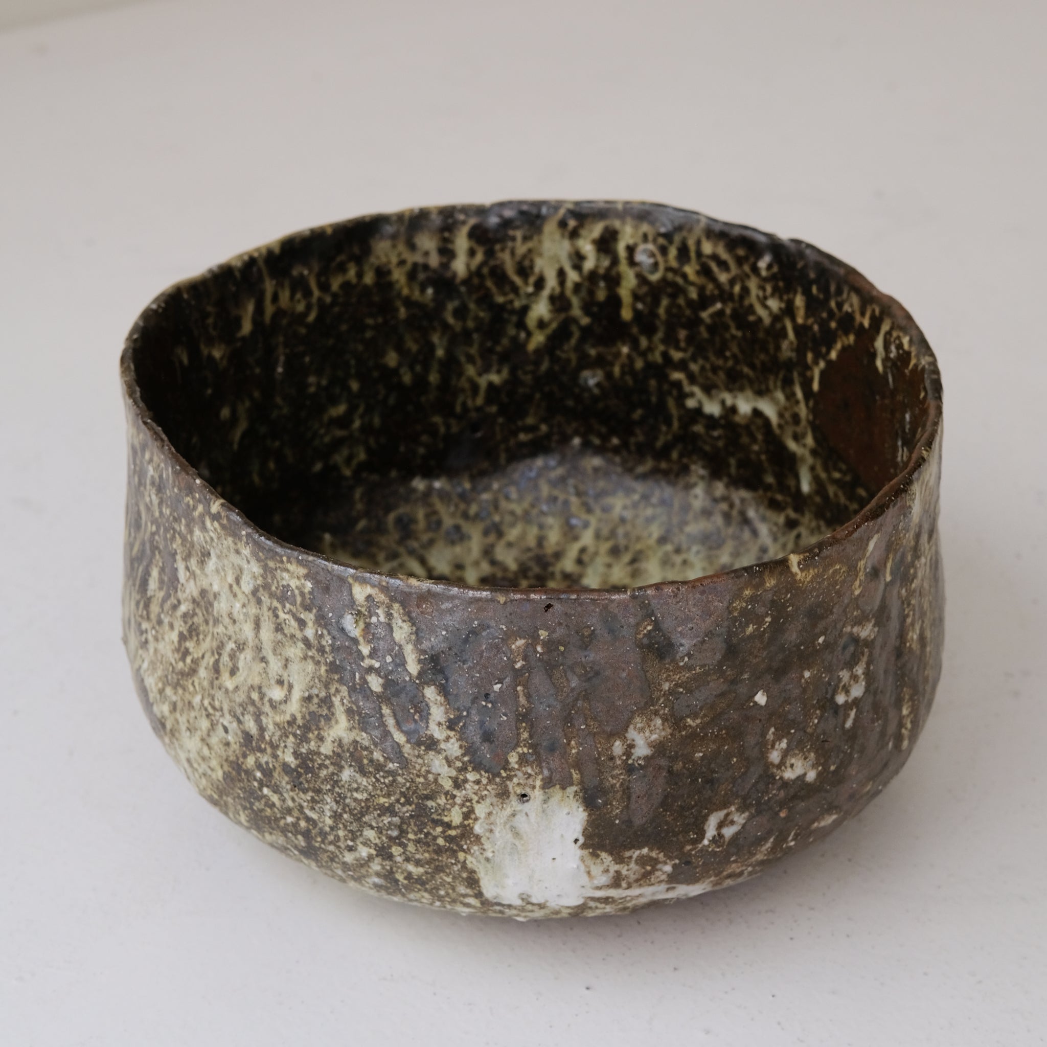 Saladier en terre recoltée cuisson feu D 27 cm- brun vert de Potry chez Brutal Ceramics