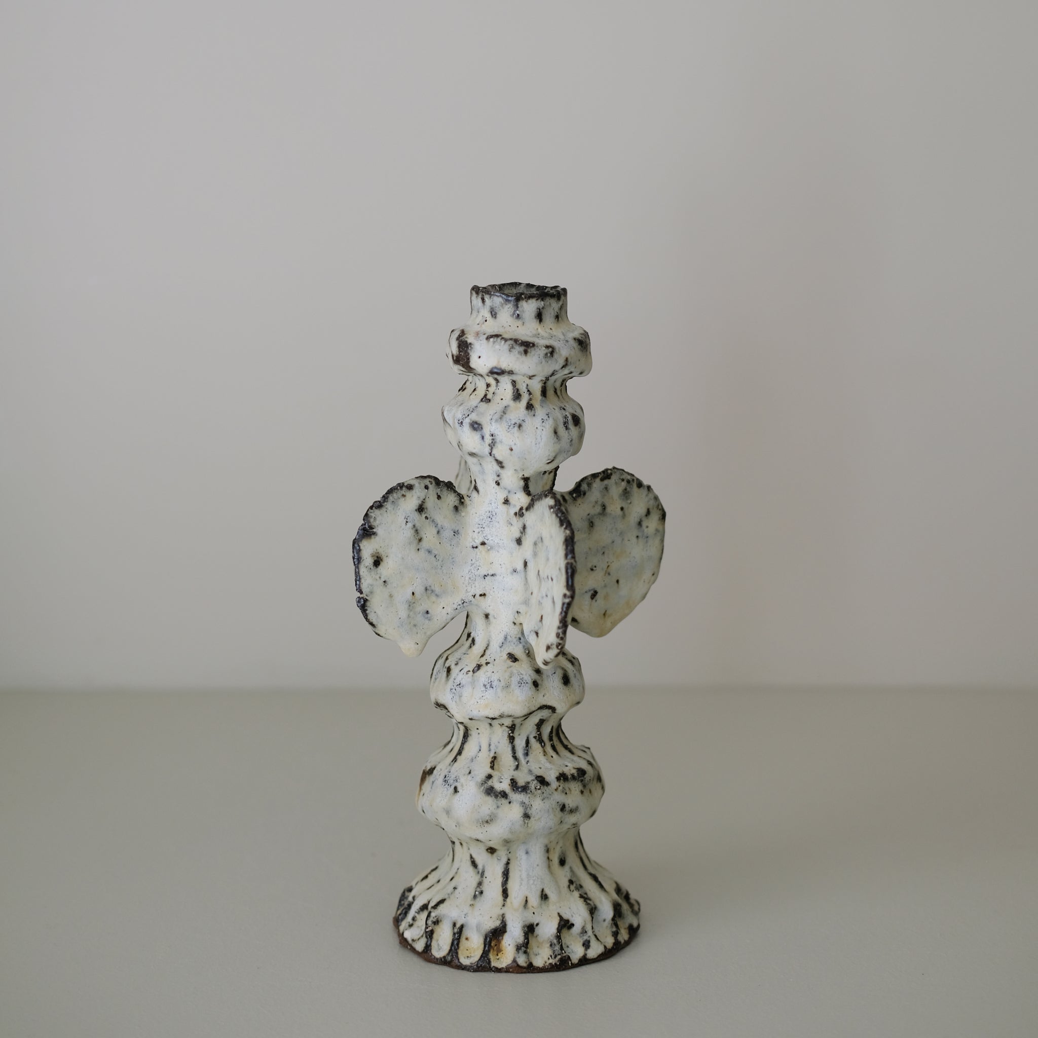 Bougeoir en terre recoltée H 27 cm- blanc mat de Potry chez Brutal Ceramics