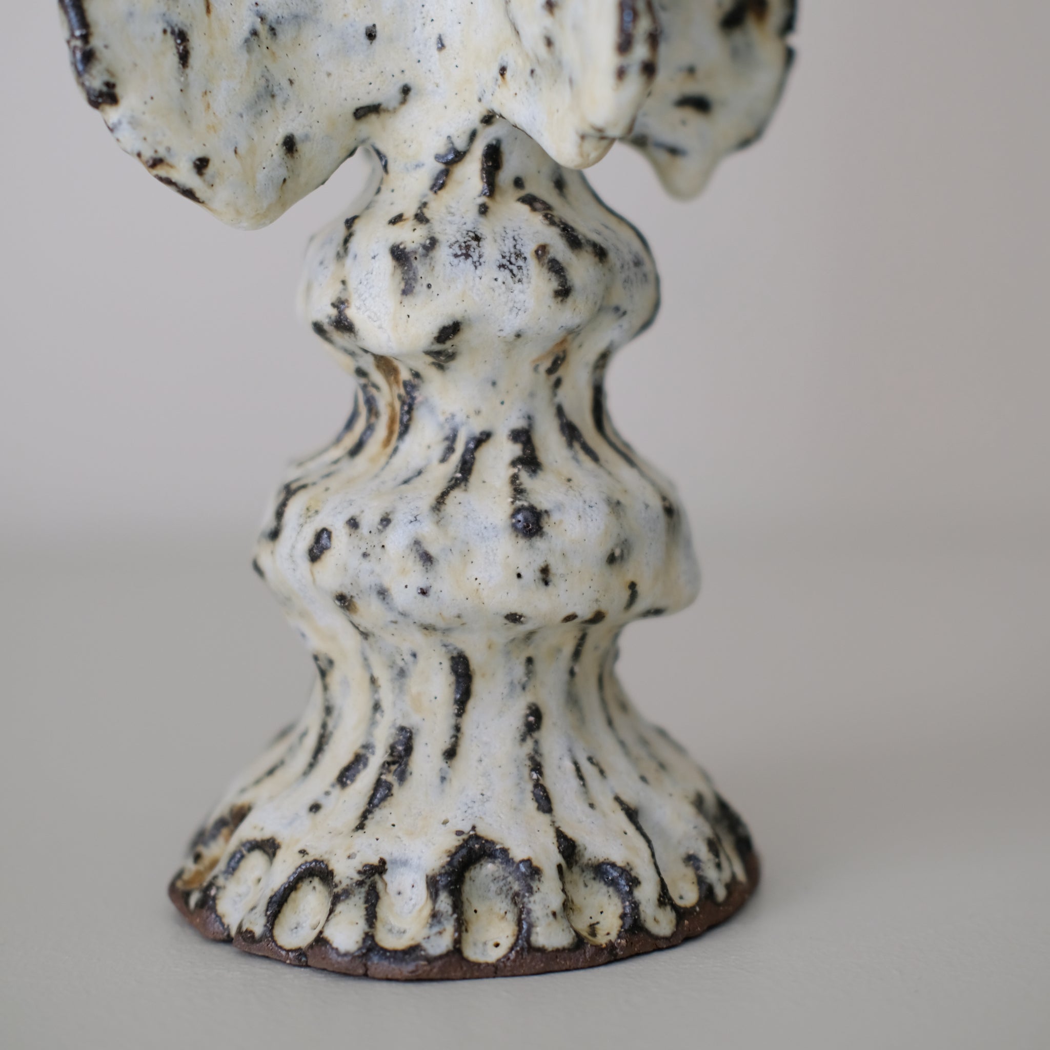 Bougeoir en terre recoltée H 27 cm- blanc mat de Potry chez Brutal Ceramics