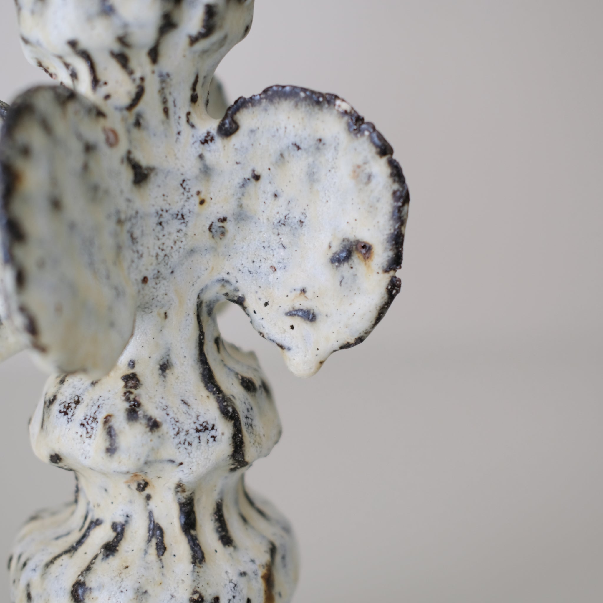 Bougeoir en terre recoltée H 27 cm- blanc mat de Potry chez Brutal Ceramics
