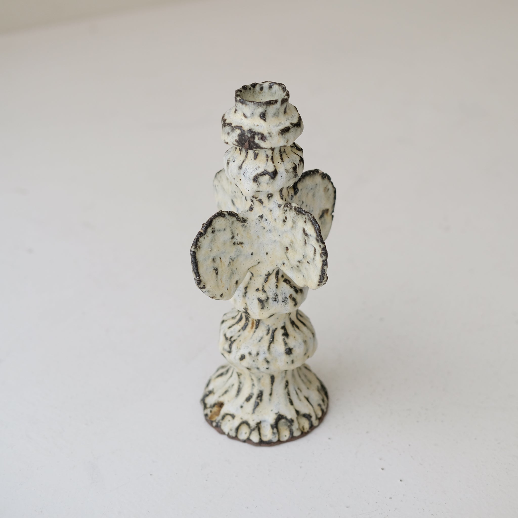 Bougeoir en terre recoltée H 27 cm- blanc mat de Potry chez Brutal Ceramics